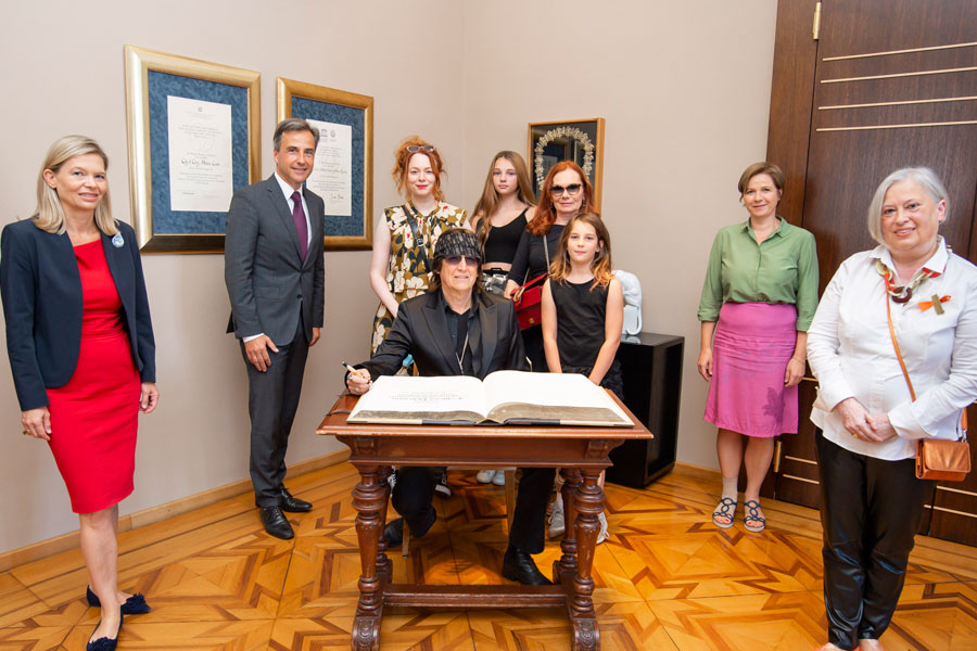 Trug sich ins Goldene Buch der Stadt Graz ein: Künstler Gottfried Helnwein. Seine Enkelin Éala (9) übrigens auch. Bürgermeister Siegfried Nagl und Frauenstadträtin Judith Schwentner (2.v.r.) freuten sich ebenso wie die Soroptimistinnen Eliette Thurn und Brigitte Maria Soran, dass Helnwein als Testimonial für die Kampagne ORANGE THE WORLD - Stoppt Gewalt an Frauen gewonnen werden konnte. © Stadt Graz/Fischer Trug sich ins Goldene Buch der Stadt Graz ein: Künstler Gottfried Helnwein. Seine Enkelin Éala (9) übrigens auch. Bürgermeister Siegfried Nagl und Frauenstadträtin Judith Schwentner (2.v.r.) freuten sich ebenso wie die Soroptimistinnen Eliette Thurn und Brigitte Maria Soran, dass Helnwein als Testimonial für die Kampagne ORANGE THE WORLD - Stoppt Gewalt an Frauen gewonnen werden konnte.