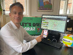 Stadtrat Kurt Hohensinner präsentiert die neue Freizeit-Map