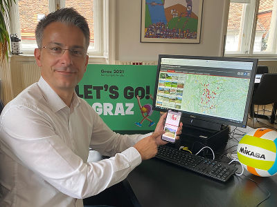 Stadtrat Kurt Hohensinner präsentiert die neue Freizeit-Map © Stadt Graz Stadtrat Kurt Hohensinner präsentiert die neue Freizeit-Map © Stadt Graz