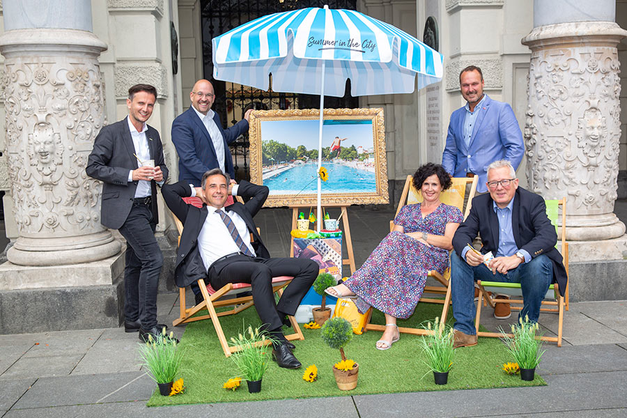 Summer in the City: Bürgermeister Siegfried Nagl (li) und Thomas Spann (Kleine Zeitung, sitzend re) freuen sich mit der Gewinnerin Manuela Stampfl. Mit dabei: Richard Peer (Holding Graz), Max Mazelle (Stadt Graz) und Alfred Markus (Kleine Zeitung - stehend von links)