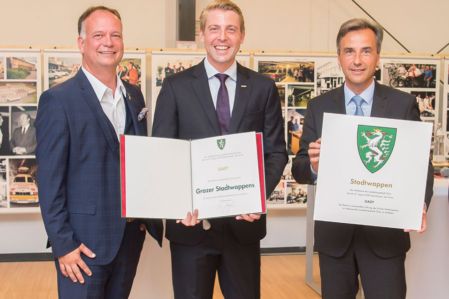 Zum Doppeljubiläum gab es von Bürgermeister Siegfried Nagl (r.) für Eugen Roth (l.) und Philipp Gady das Stadtwappen.