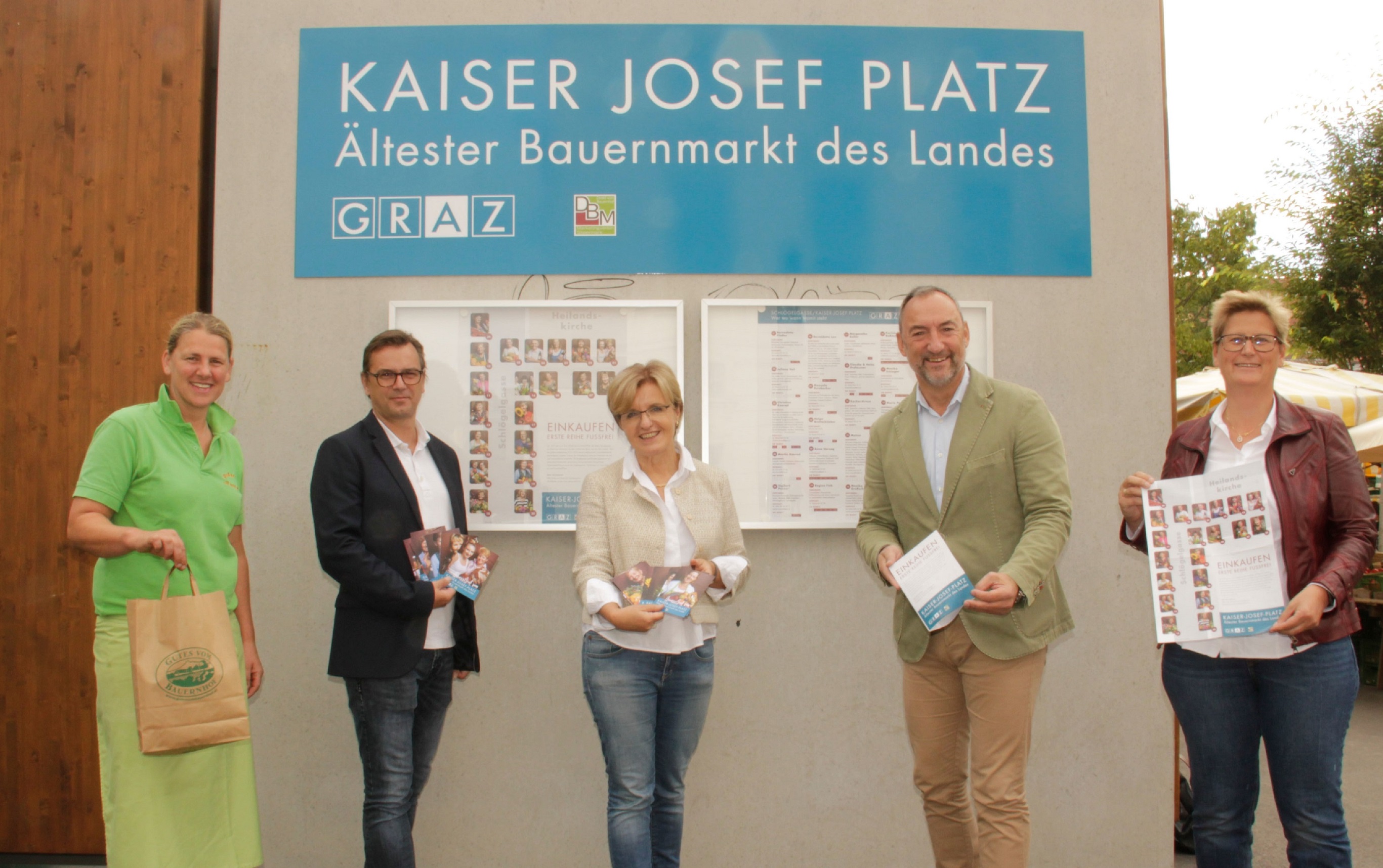 Unterstützen die Initiative „Erste Reihe fußfrei": Heide-Maria Großsädl (Marktbeschickerin Kaiser-Josef Platz), Andreas Tuscher (Verein „Direkt vom Bauernhof“), Margareta Reichsthaler (Geschäftsführerin Verein „Direkt vom Bauernhof“), Mario Eustacchio (Bürgermeister-Stellvertreter), Walpurga Rath (Leiterin Marktamt) (v.l.). © Leitner Unterstützen die Initiative „Erste Reihe fußfrei": Heide-Maria Großsädl (Marktbeschickerin Kaiser-Josef Platz), Andreas Tuscher (Verein „Direkt vom Bauernhof“), Margareta Reichsthaler (Geschäftsführerin Verein „Direkt vom Bauernhof“), Mario Eustacchio (Bürgermeister-Stellvertreter), Walpurga Rath (Leiterin Marktamt) (v.l.). © Leitner