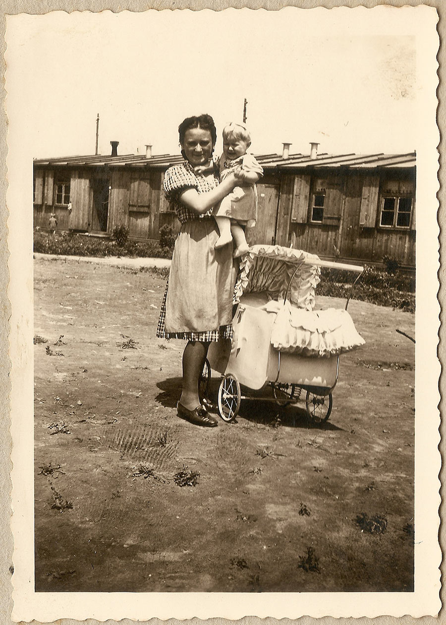 Bislang gibt es ein einziges Fotoalbum aus dem Lager Liebenau. Hier im Bild: Sidonie Bauer und ihr Kind, die aus der Bukowina (Rumänien) stammten und 1940 im Lager Liebenau untergebracht wurden.