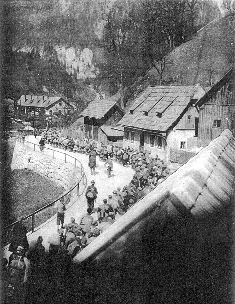 Die einzig bekannte, in Hieflau heimlich augenommene Fotografie des „Todesmarsches“ über den Präbichl-Pass.
