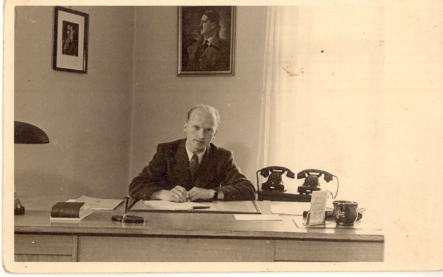 Nikolaus Pichler, hier in seinem Büro 1943, ordnete als Lagerleiter die Erschießungen ungarischer Jüdinnen und Juden an.