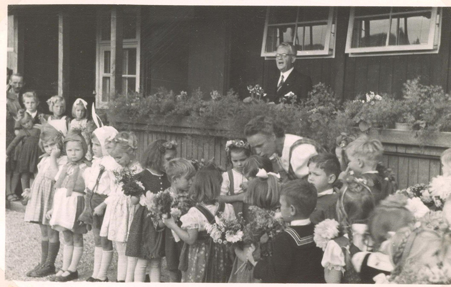 Der in einer Baracke eingerichtete Kindergarten wurde 1948 in Beisein von Präsident Karl Renner eingeweiht. 
