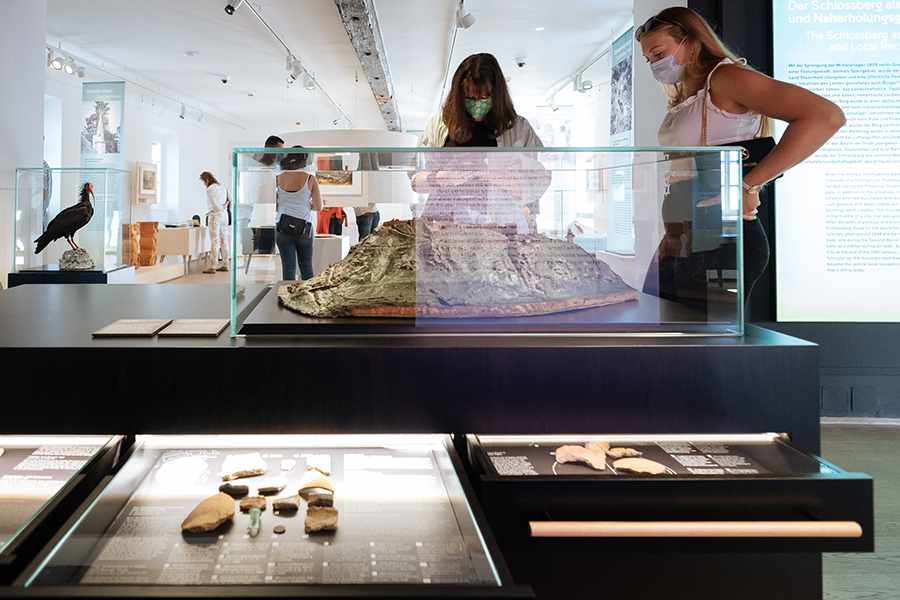 Im GeschichtsParcours erden die "Schlossberg­Monumente" mit faszinierenden Exponaten in ihren historischen Zusammenhängen dargestellt.