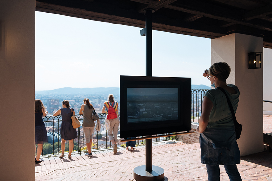 Die schönste und weiteste Aussicht auf Graz und seine Umgebung bietet die Kanonenhalle der Stall- oder Kanonenbastei.