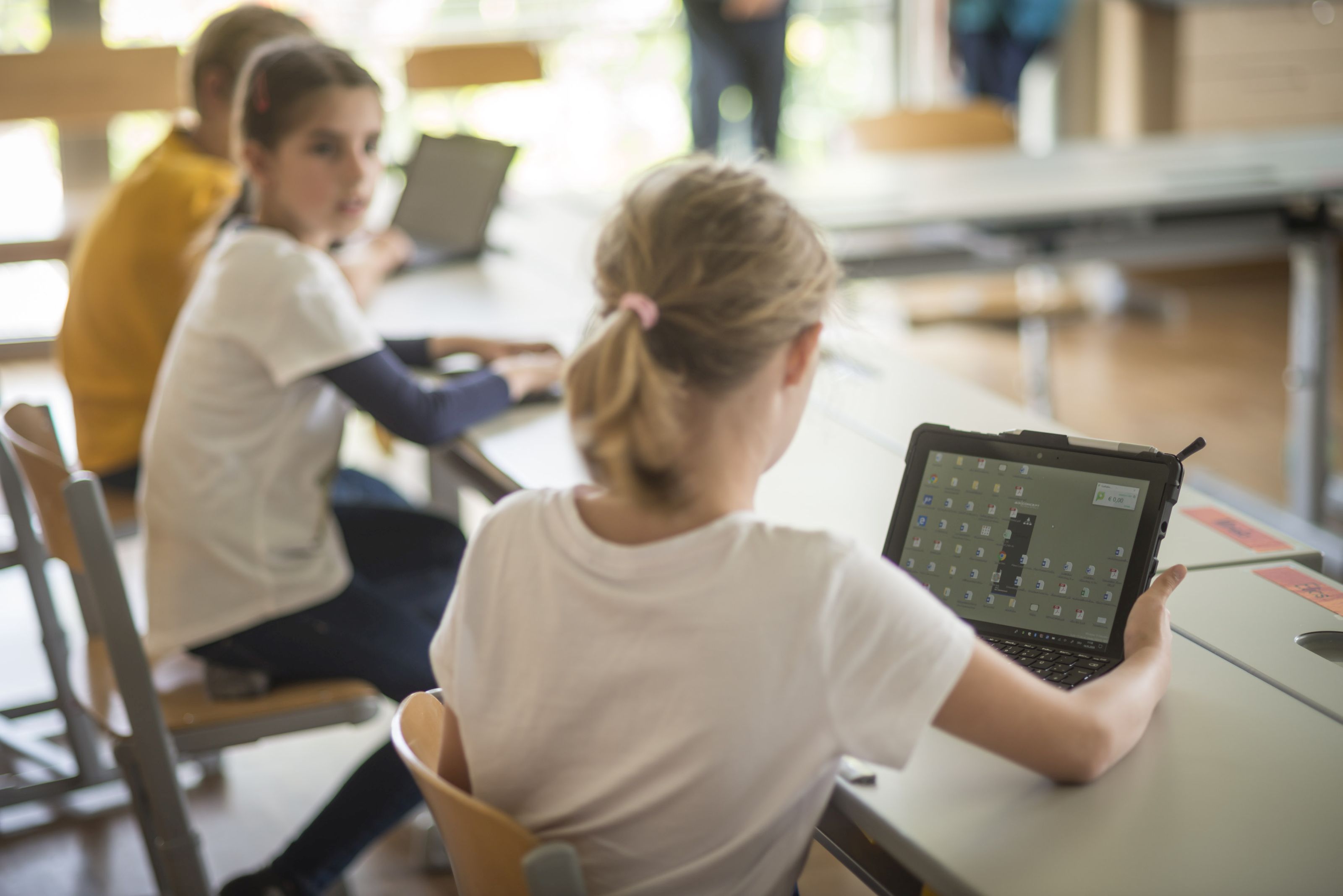 Volksschule Engelsdorf - Kinder mit Laptop