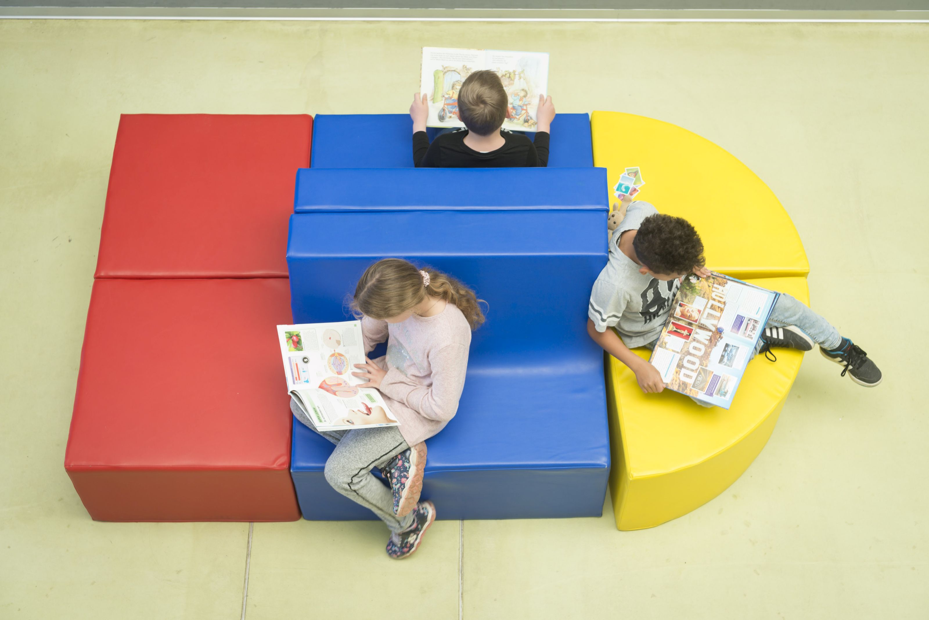 Volksschule Engelsdorf - Kinder beim Lesen