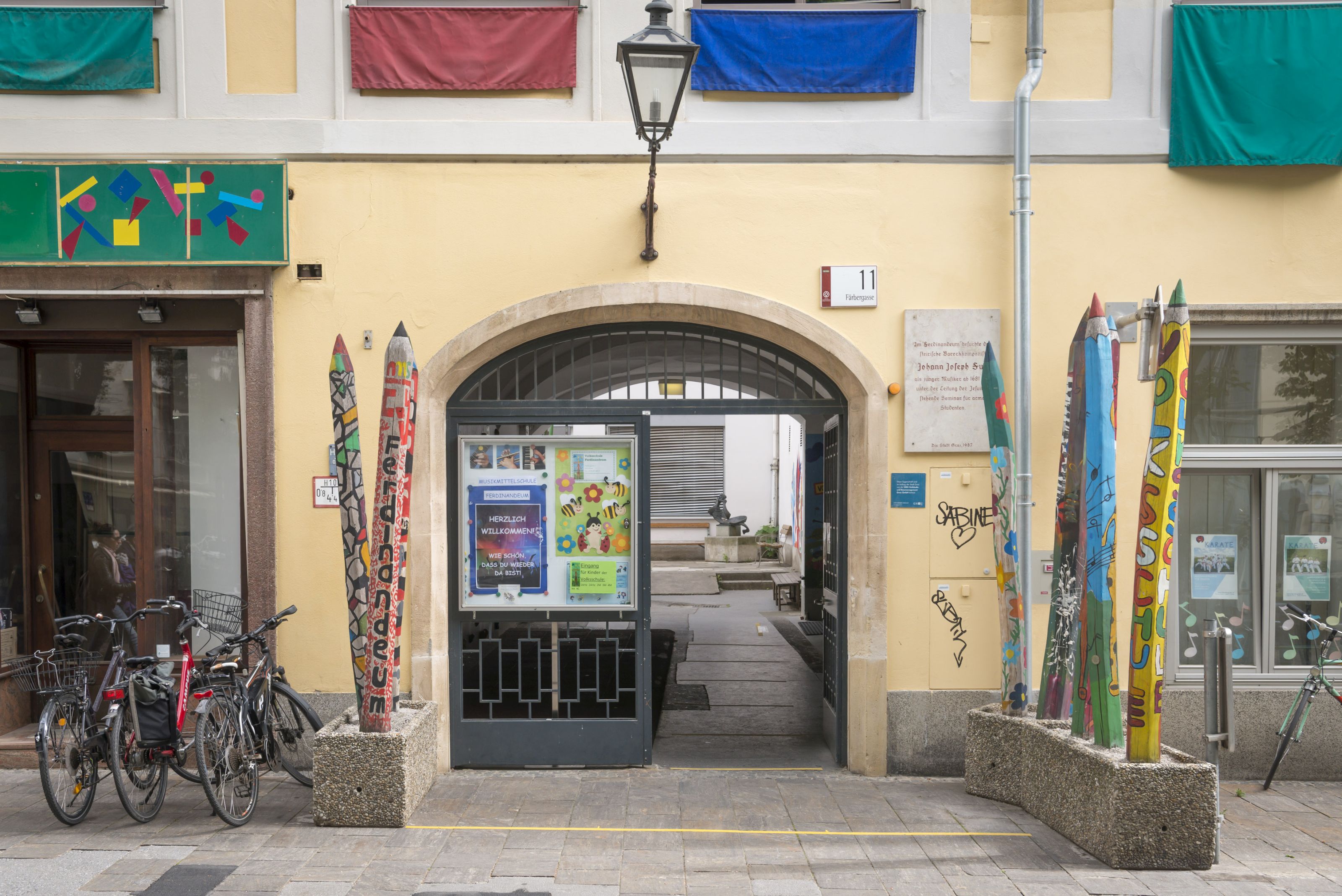 Volksschule Ferdinandeum - Eingang zur Schule