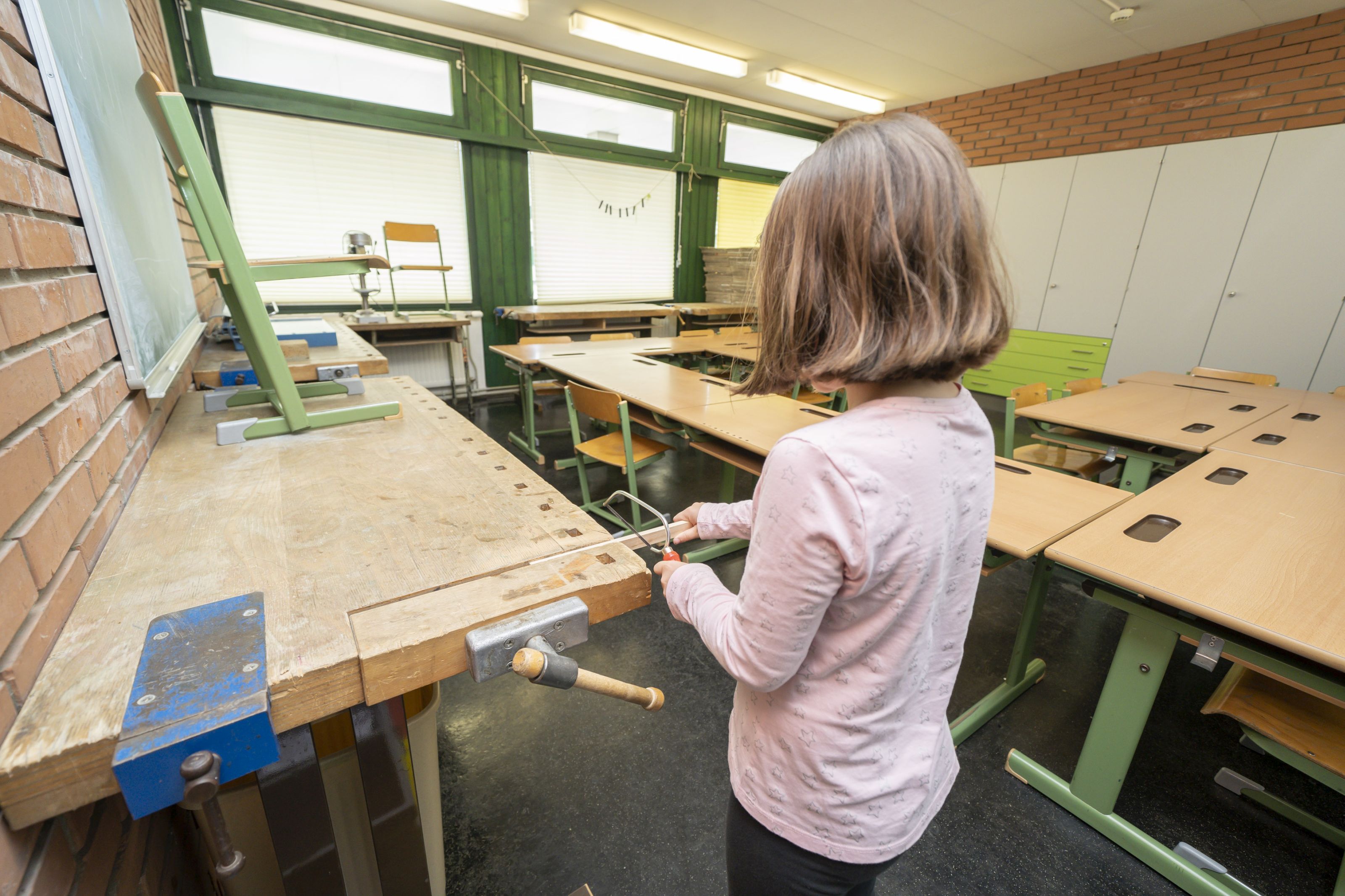 Volksschule Fischerau - Kind im Werkraum