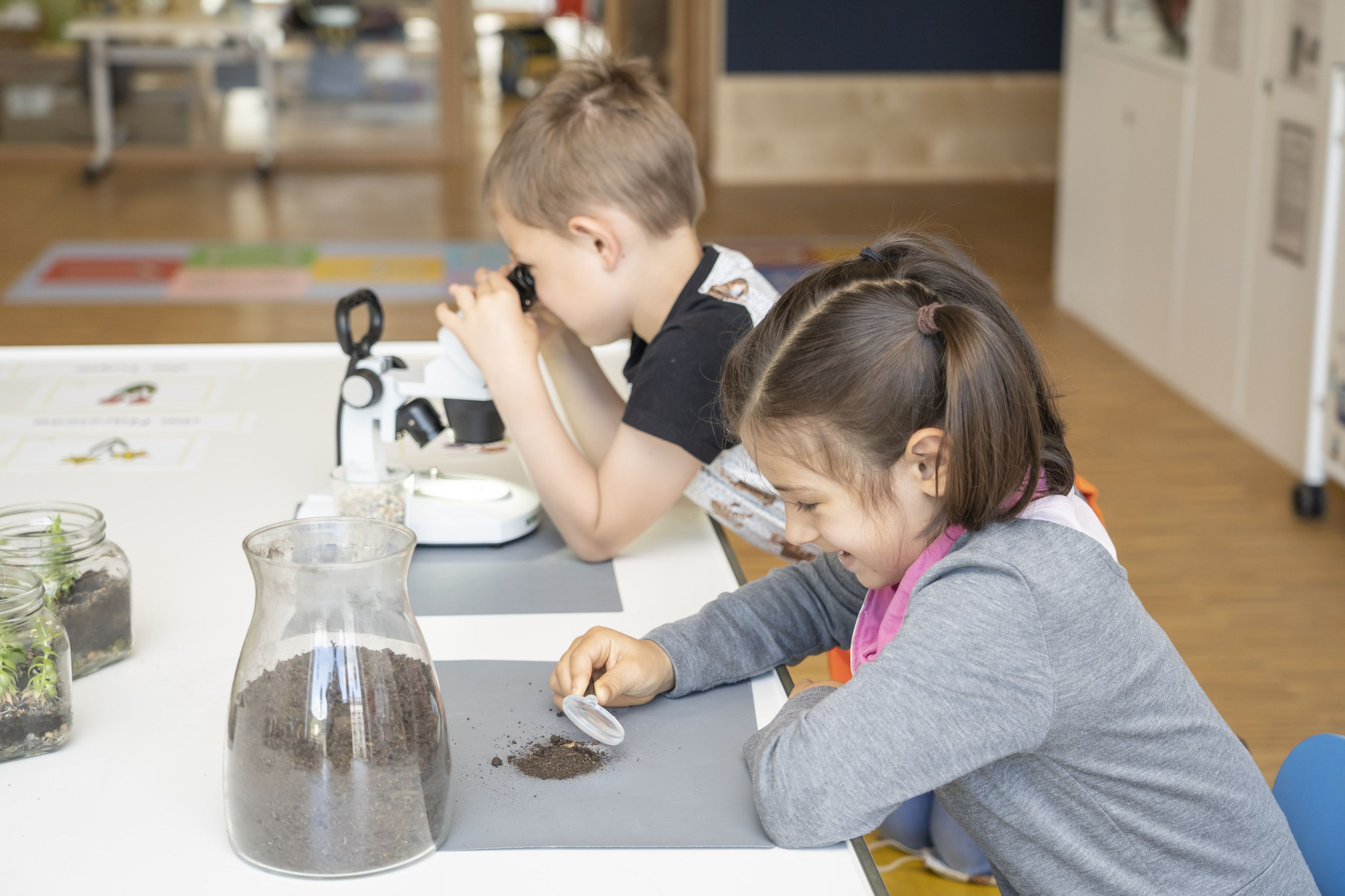 Volksschule Leopoldinum - Kinder beim Unterricht