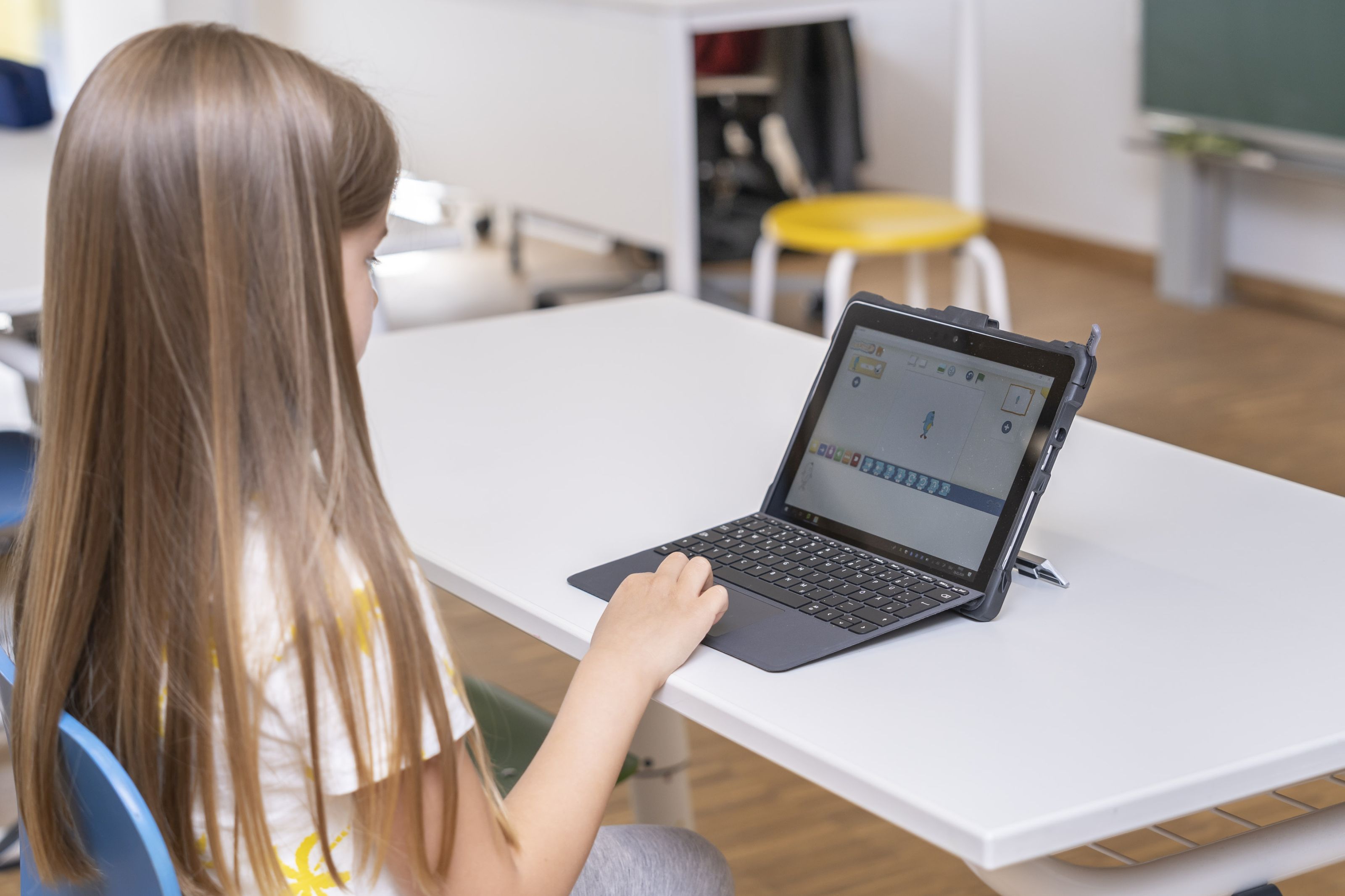 Volksschule Leopoldinum - Schülerin mit Laptop