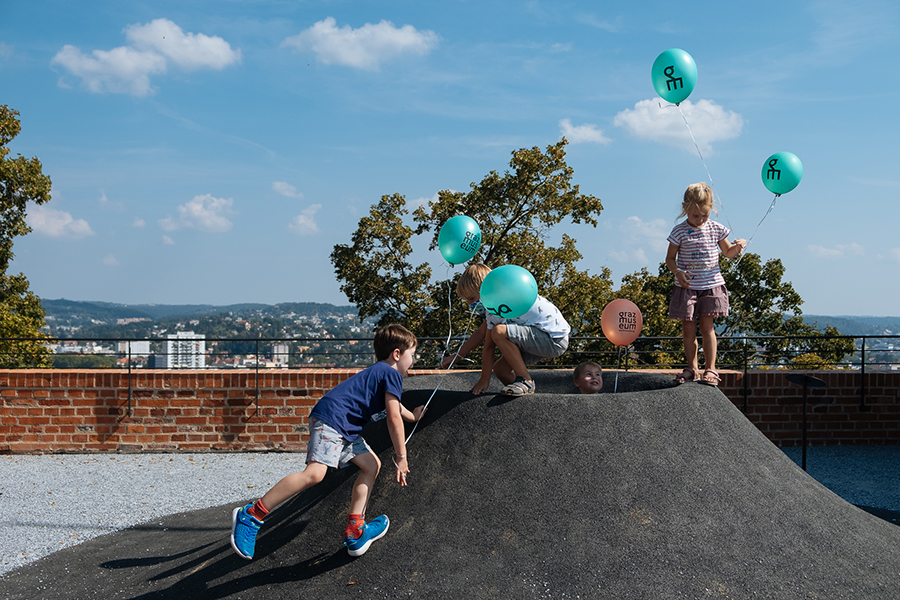 Kinder können hoch über den Dächern der Stadt auf Entdeckungsreise gehen.