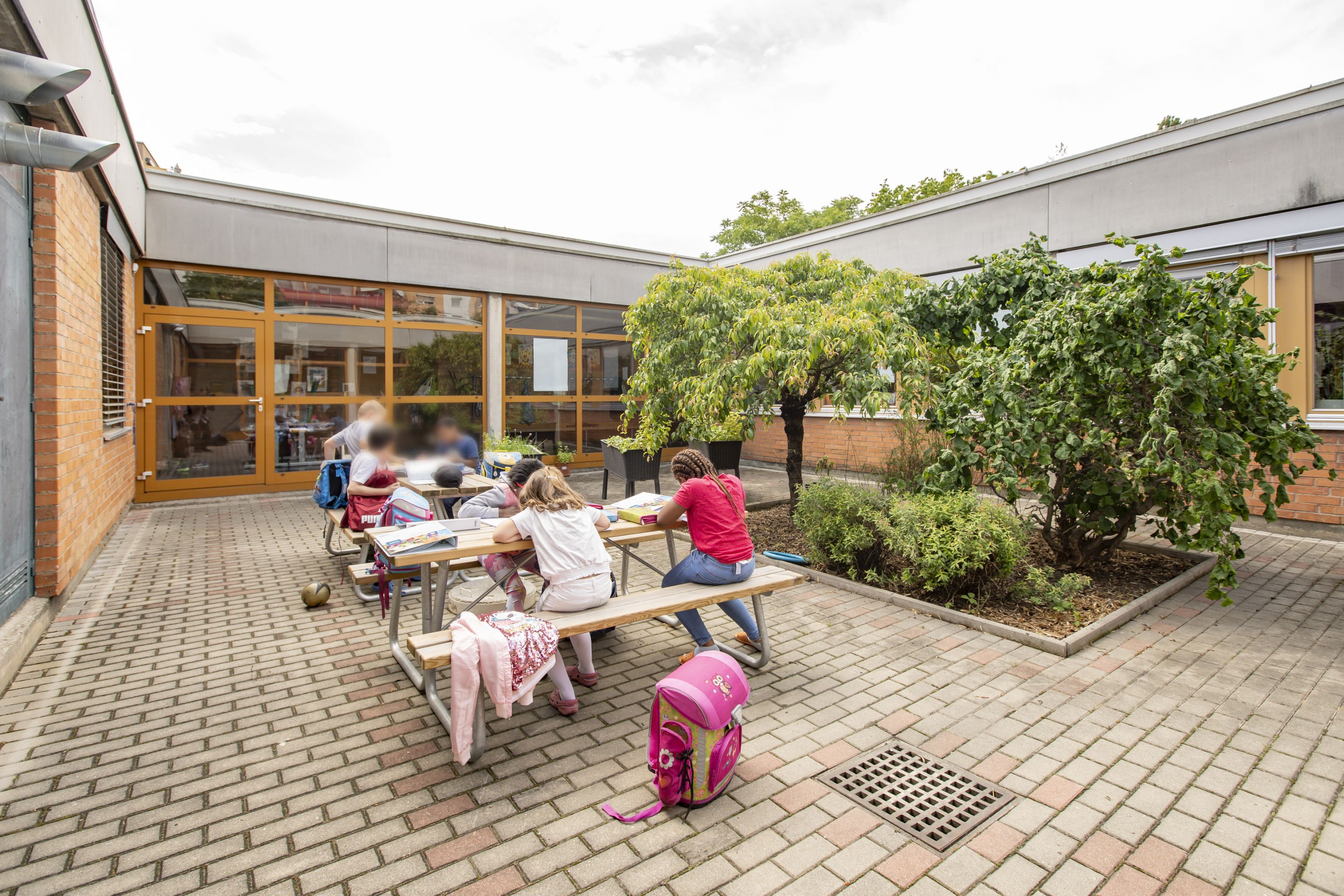 Volksschule Schönau - Schüler im innenhof