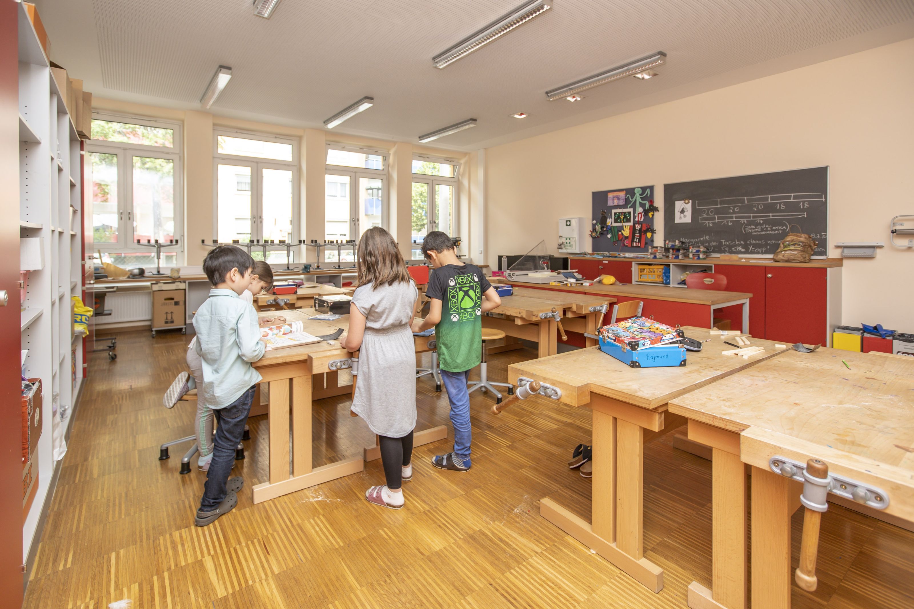 Volksschule Schönau - Schüler beim Werkunterricht