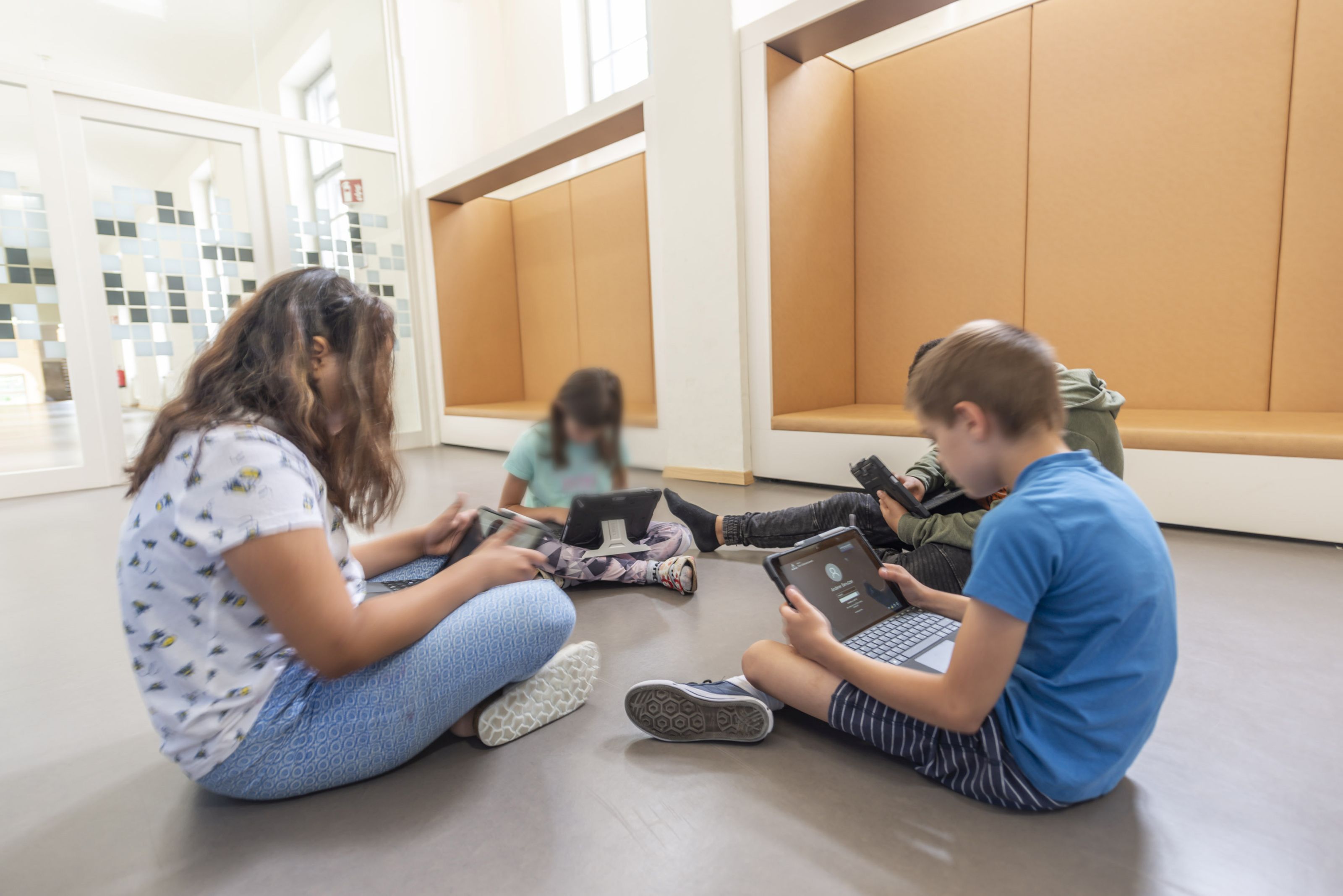 Volksschule St Leonhard - Kinder mit Laptop