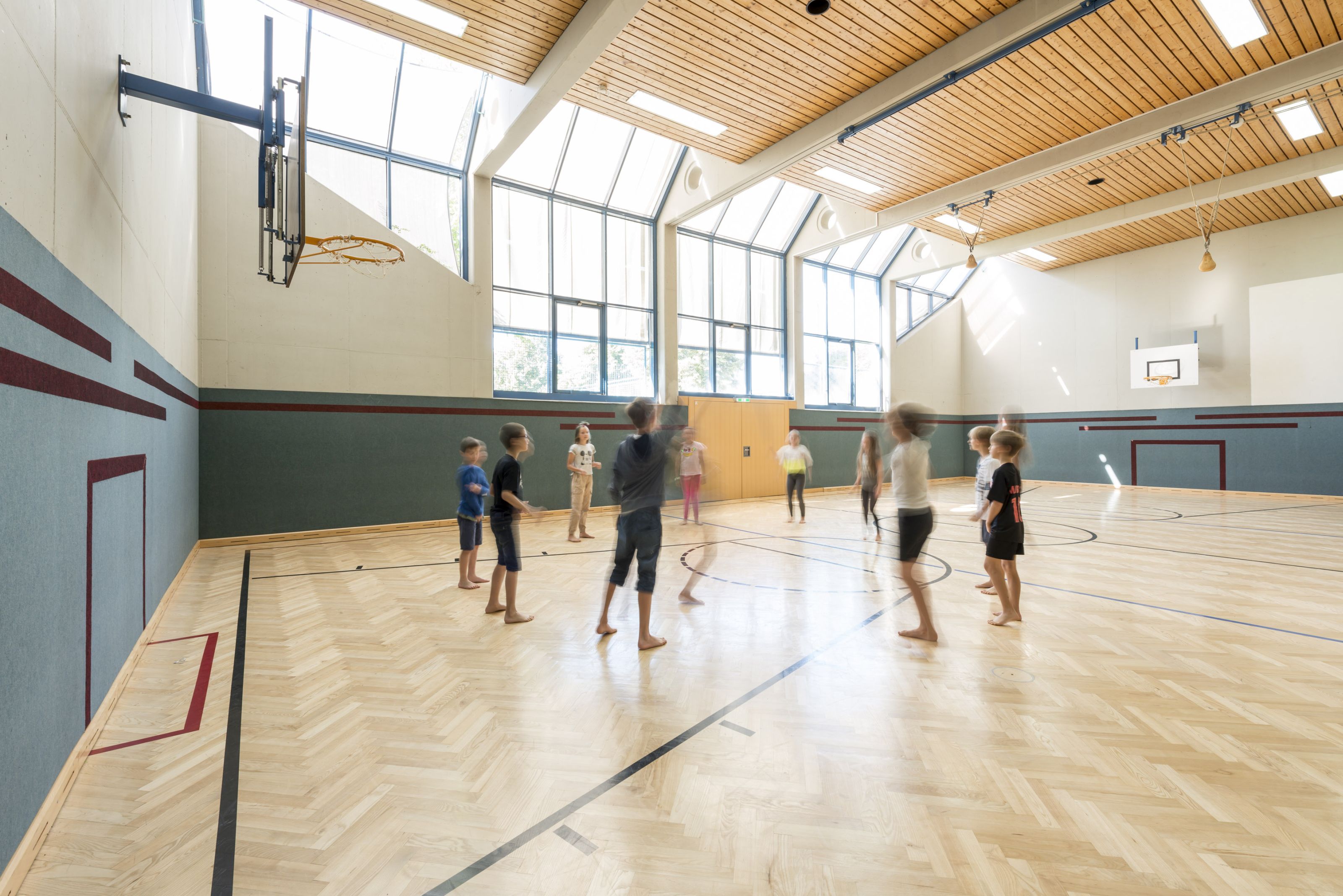 Volksschule St. Veit - Kinder im Turnsaal