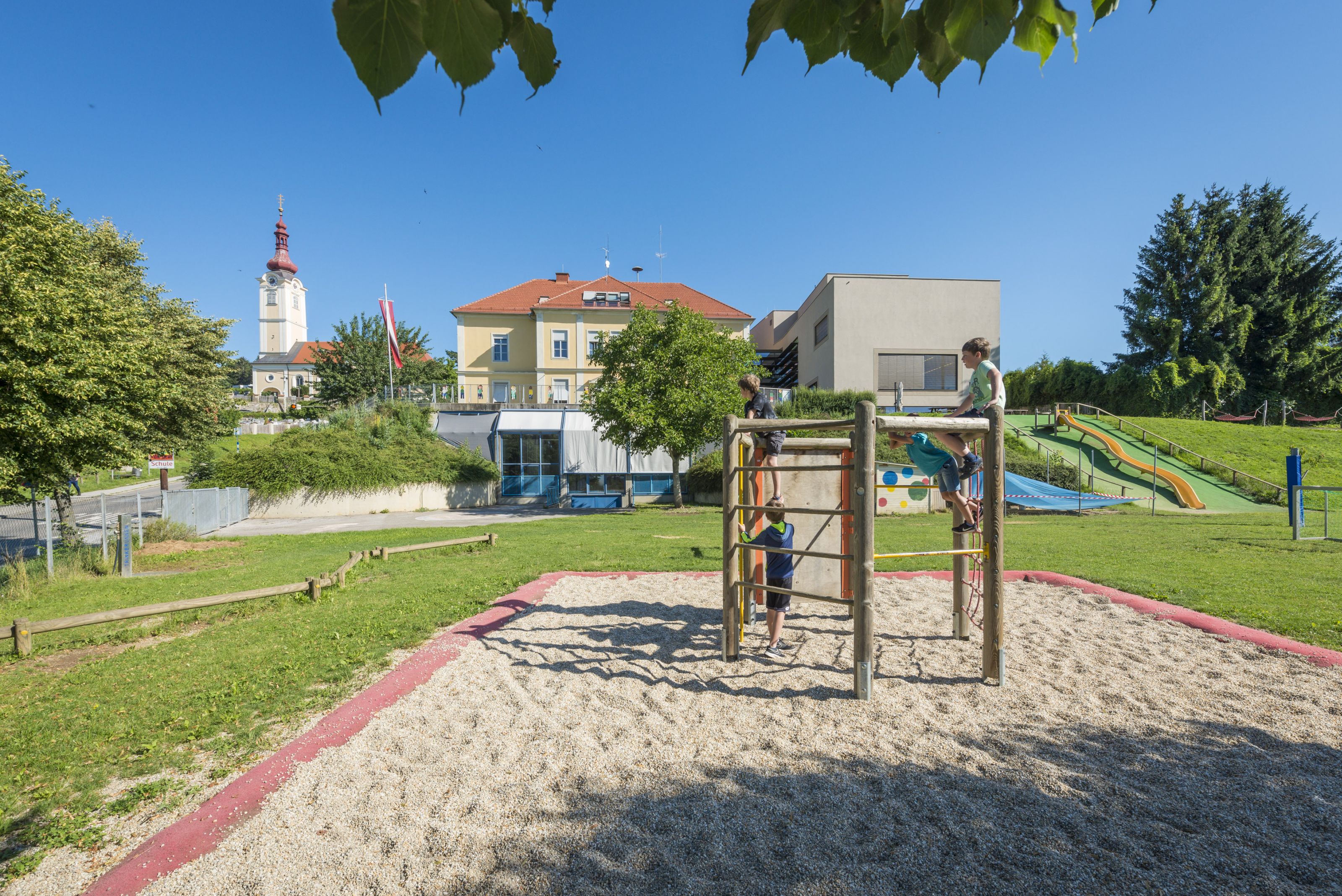 Volksschule St. Veit - Spielplatz außen