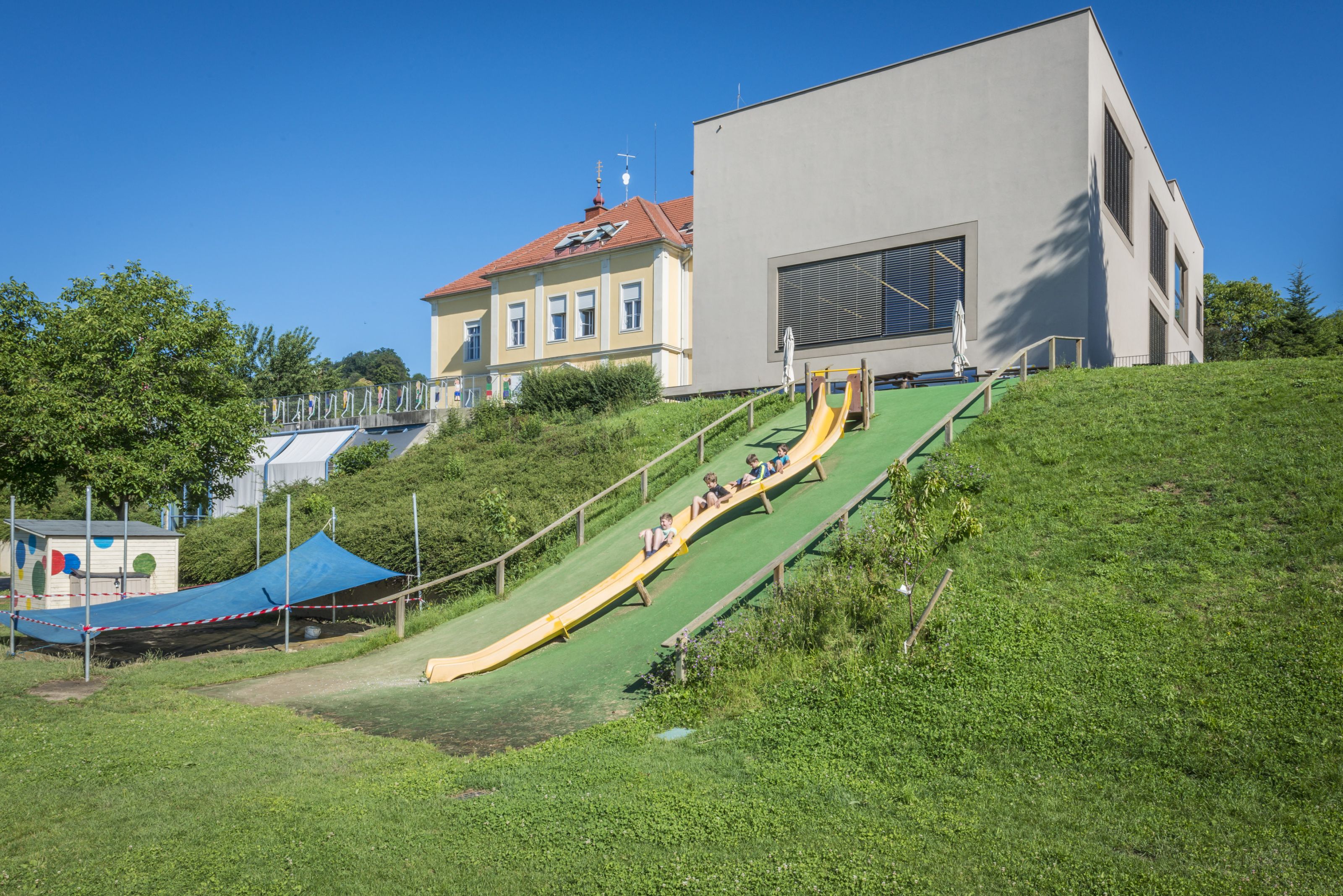 Volksschule St. Veit - Spielplatz außen