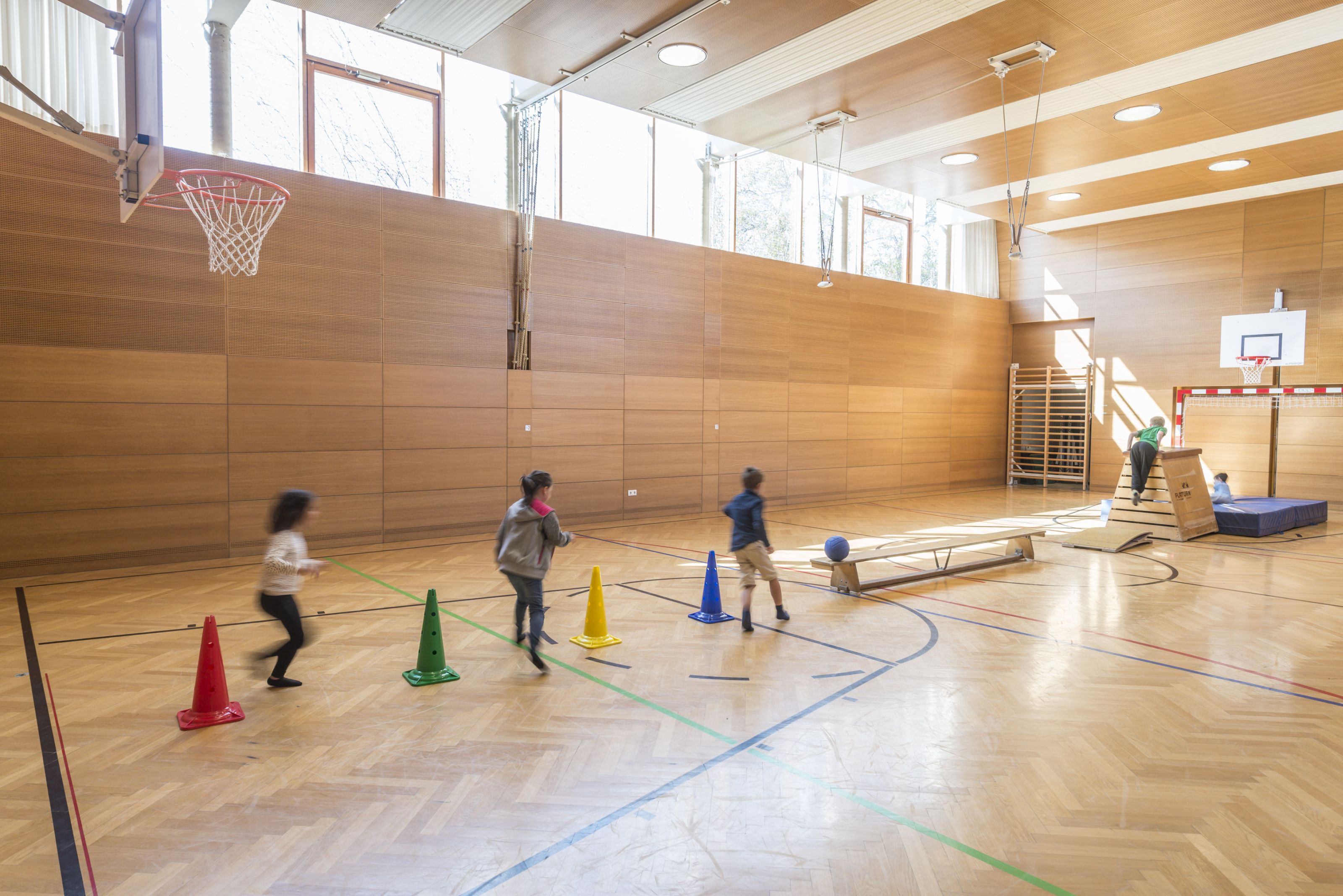 Volksschule Waltendorf - Kinder beim Turnunterricht