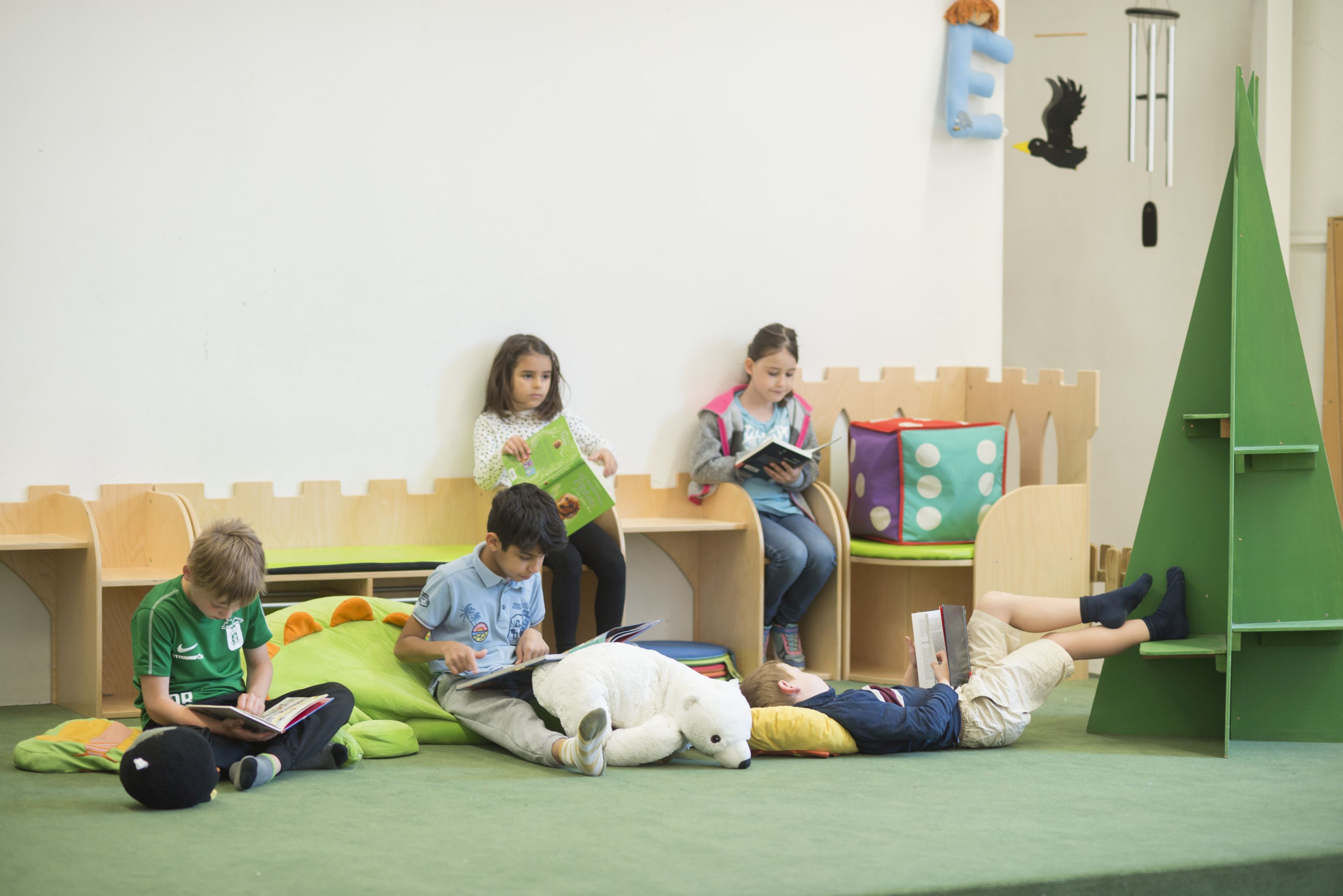 Volksschule Waltendorf - Kinder beim Lesen