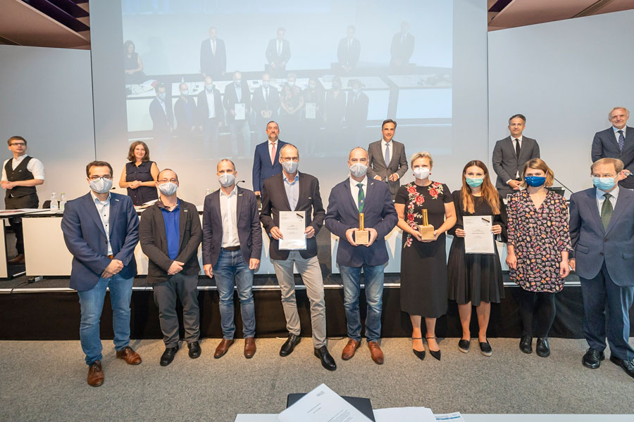 Verleihung des „Goldenen Reißwolfs" heute im Rahmen der Gemeinderatssitzung: Die Mitglieder der Stadtregierung (im Bild hinten) gratulierten den SiegerInnenteams.
