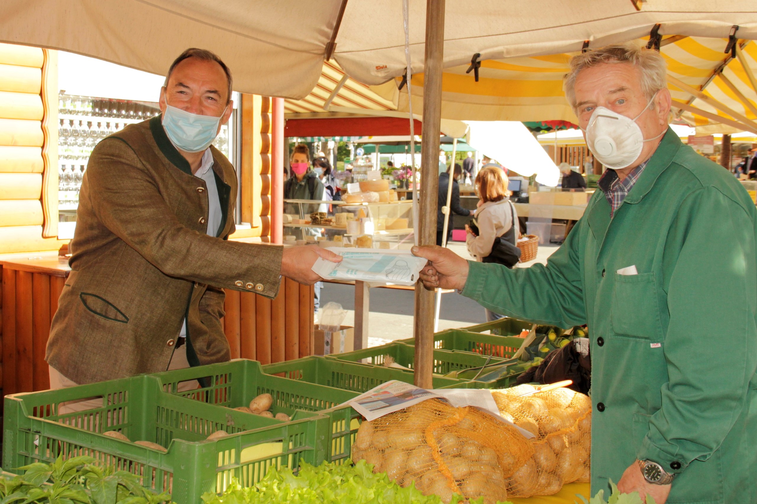Vizebürgermeister Mario Eustacchio: Kostenlose Masken für Standler und Marktbesucher © Leitner Vizebürgermeister Mario Eustacchio: Kostenlose Masken für Standler und Marktbesucher © Leitner