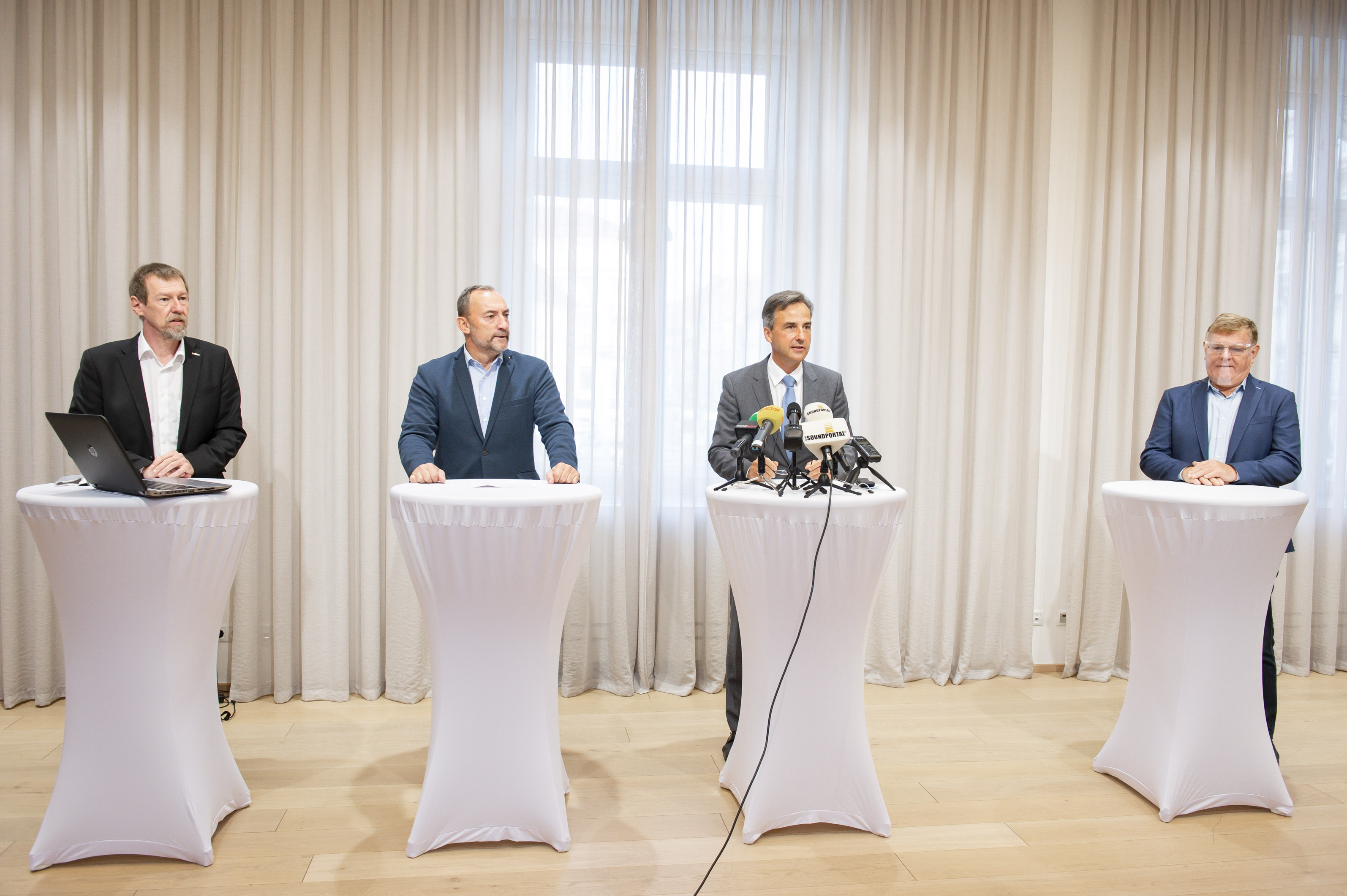 Sorgten für Klarheit, wie der heurige Advent in Graz aussehen kann: Citymanager Heimo Maieritsch, Bürgermeister-Stellvertreter Mario Eustacchio, Bürgermeister Siiegfried Nagl und Tourismusverband-Vorstand Hubert Pferzinger (v. li.) © Stadt Graz/Fischer Sorgten für Klarheit, wie der heurige Advent in Graz aussehen kann: Citymanager Heimo Maieritsch, Bürgermeister-Stellvertreter Mario Eustacchio, Bürgermeister Siiegfried Nagl und Tourismusverband-Vorstand Hubert Pferzinger (v. li.) © Stadt Graz/Fischer