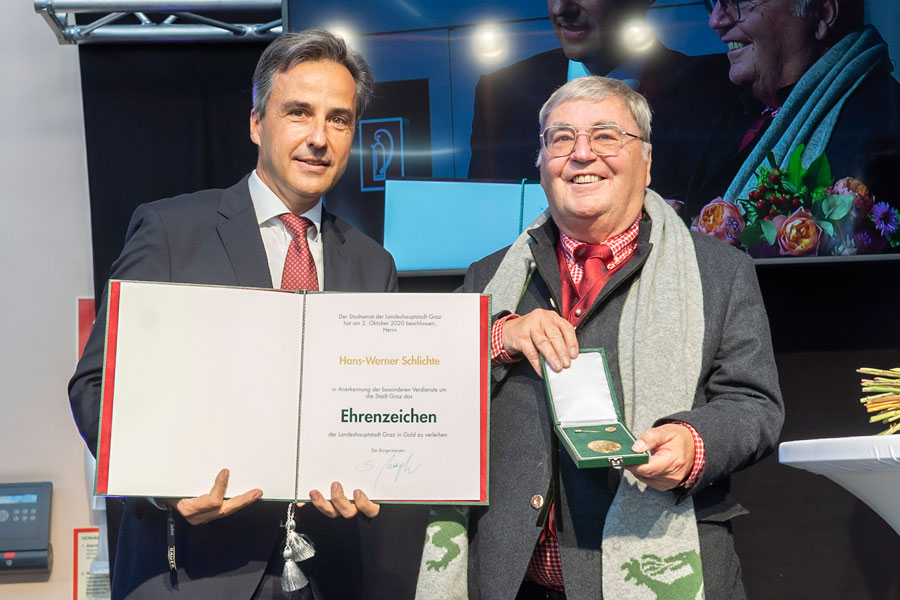 "Gold" gab es von Bürgermeister Siegfried Nagl für Unternehmer Hans-Werner Schlichte (r.). © Stadt Graz/Fischer "Gold" gab es von Bürgermeister Siegfried Nagl für Unternehmer Hans-Werner Schlichte (r.).