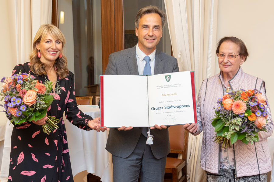  Jaušovec-Konrad und ihre Tante Josefine Kickmaier (r.) bekamen von Bürgermeister Siegfried Nagl das Grazer Stadtwappen überreicht.