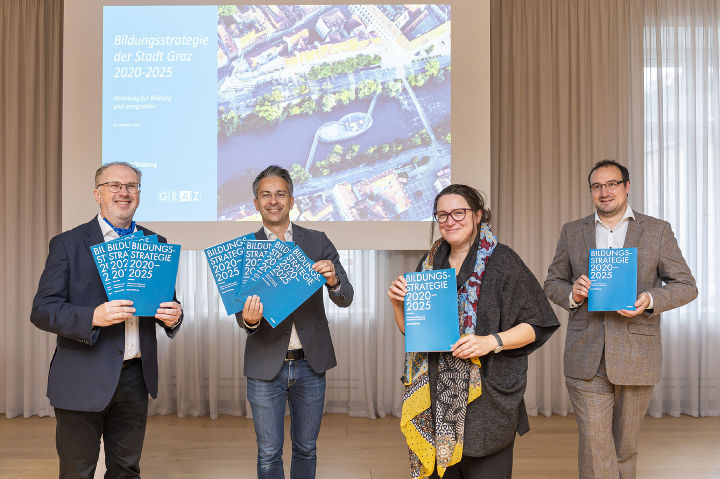 Günter Fürntratt (Abteilungsvorstand Bildung und Integration), Kurt Hohensinner (Bildungsstadtrat), Michaela Marterer (Geschäftsführerin Steirische Volkswirtschaftliche Gesellschaft), Hans Christian Haberl (Direktor Mittelschule Straßgang)