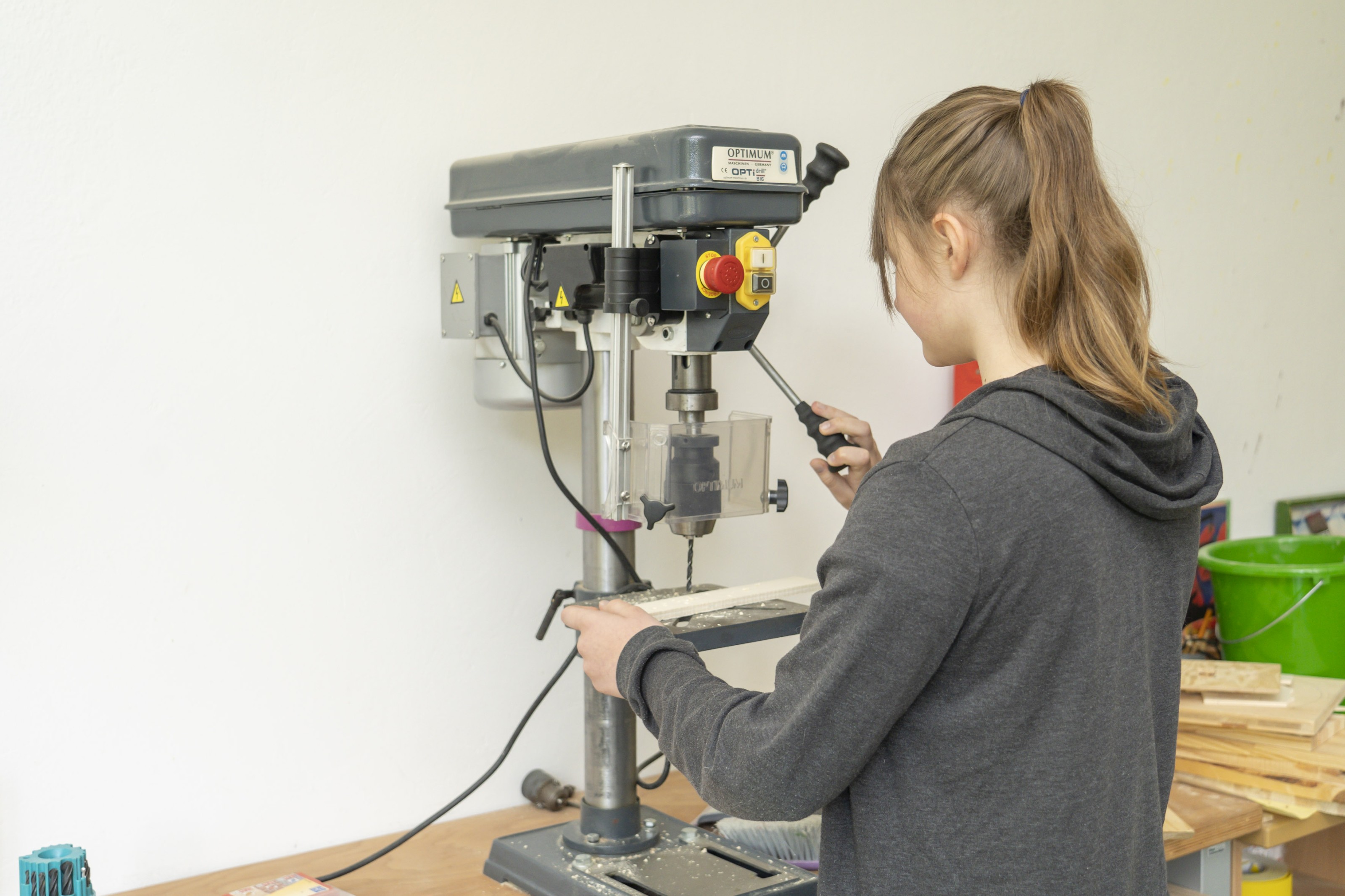 Mittelschule Viktor Kaplan, Schülerin beim Werken