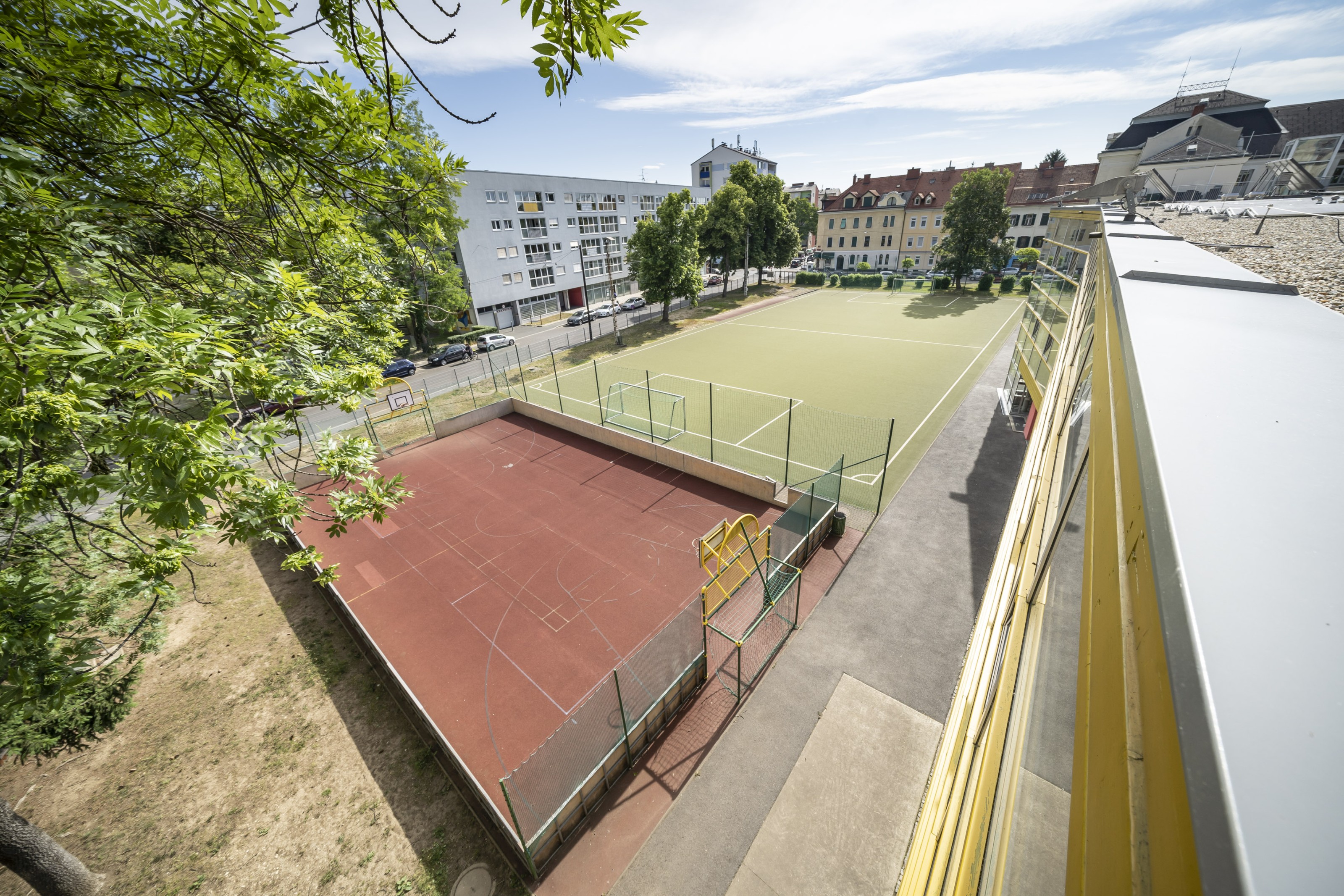 Mittelschule Karl Morre, Sportplatz