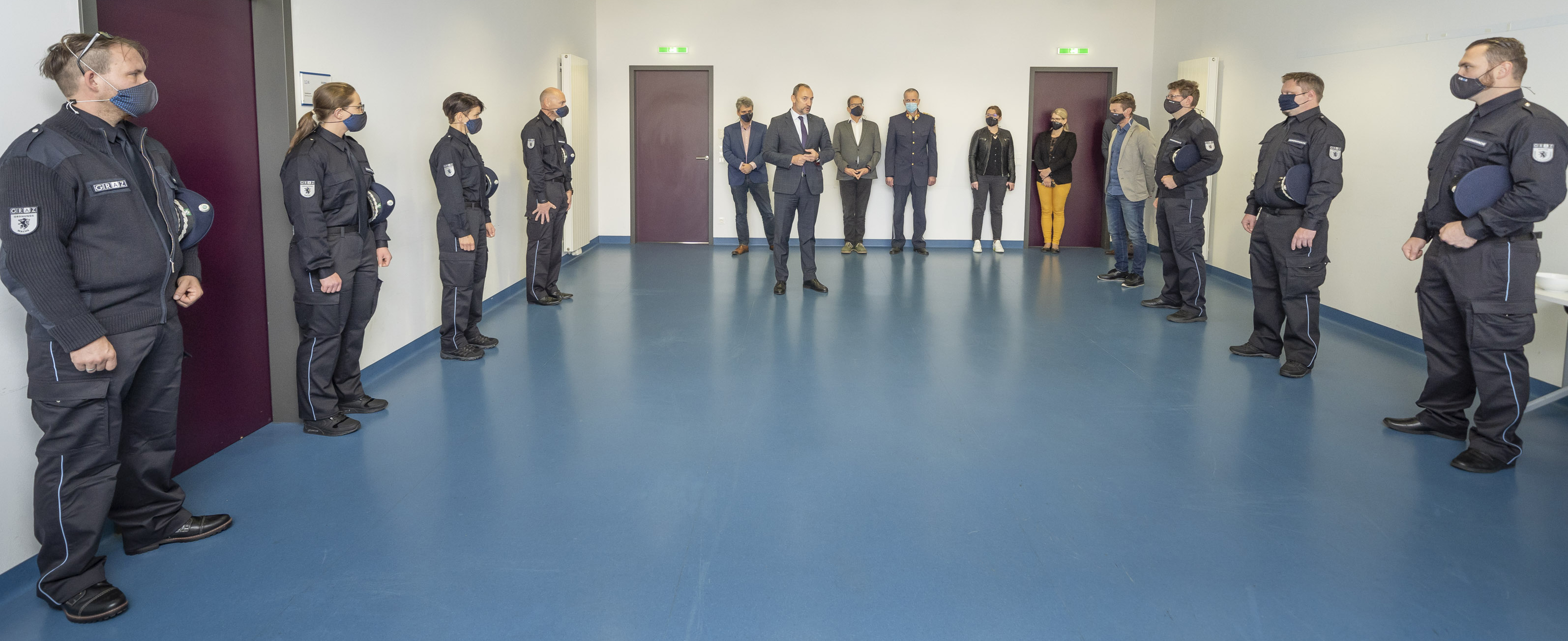 Angelobung der OrdnungswächterInnen unter Einhaltung der Corona-Schutzmaßnahmen: In der Mitte hinten Bgm-Stv. Mario Eustacchio, dahinter v. l. GPS-Geschäftsführer Alexander Lozinsek, Sicherheitsmanager Wolfgang Hübel und Helmut Richter, Landespolizeidirektion Steiermark. © Stadt Graz/Foto Fischer Angelobung der OrdnungswächterInnen unter Einhaltung der Corona-Schutzmaßnahmen: In der Mitte hinten Bgm-Stv. Mario Eustacchio, dahinter v. l. GPS-Geschäftsführer Alexander Lozinsek, Sicherheitsmanager Wolfgang Hübel und Helmut Richter, Landespolizeidirektion Steiermark. © Stadt Graz/Foto Fischer