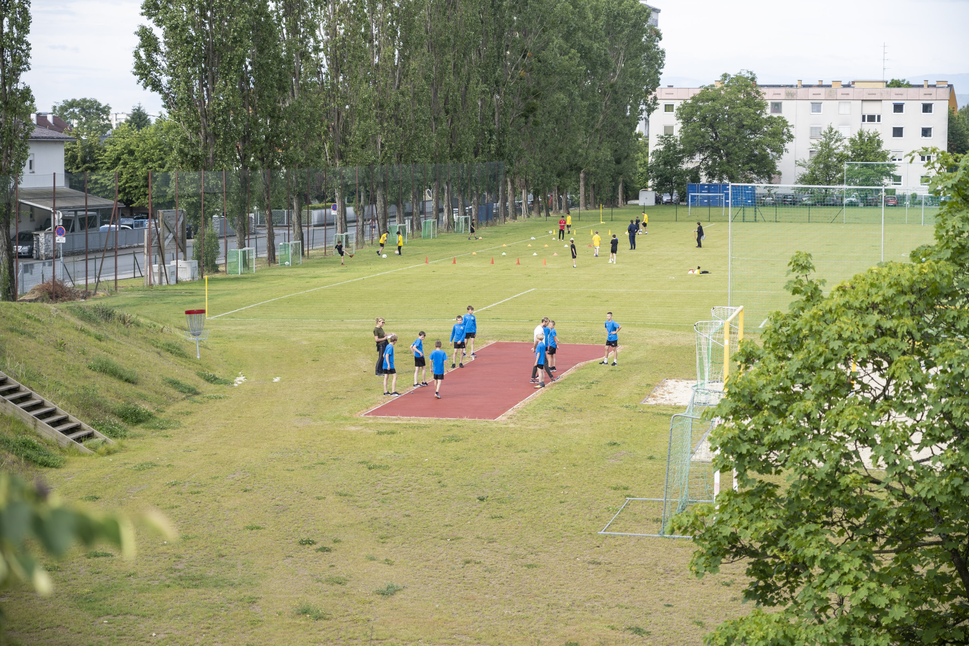 Sportmittelschule Bruckner, Sportplatz mit SchüllerInnen