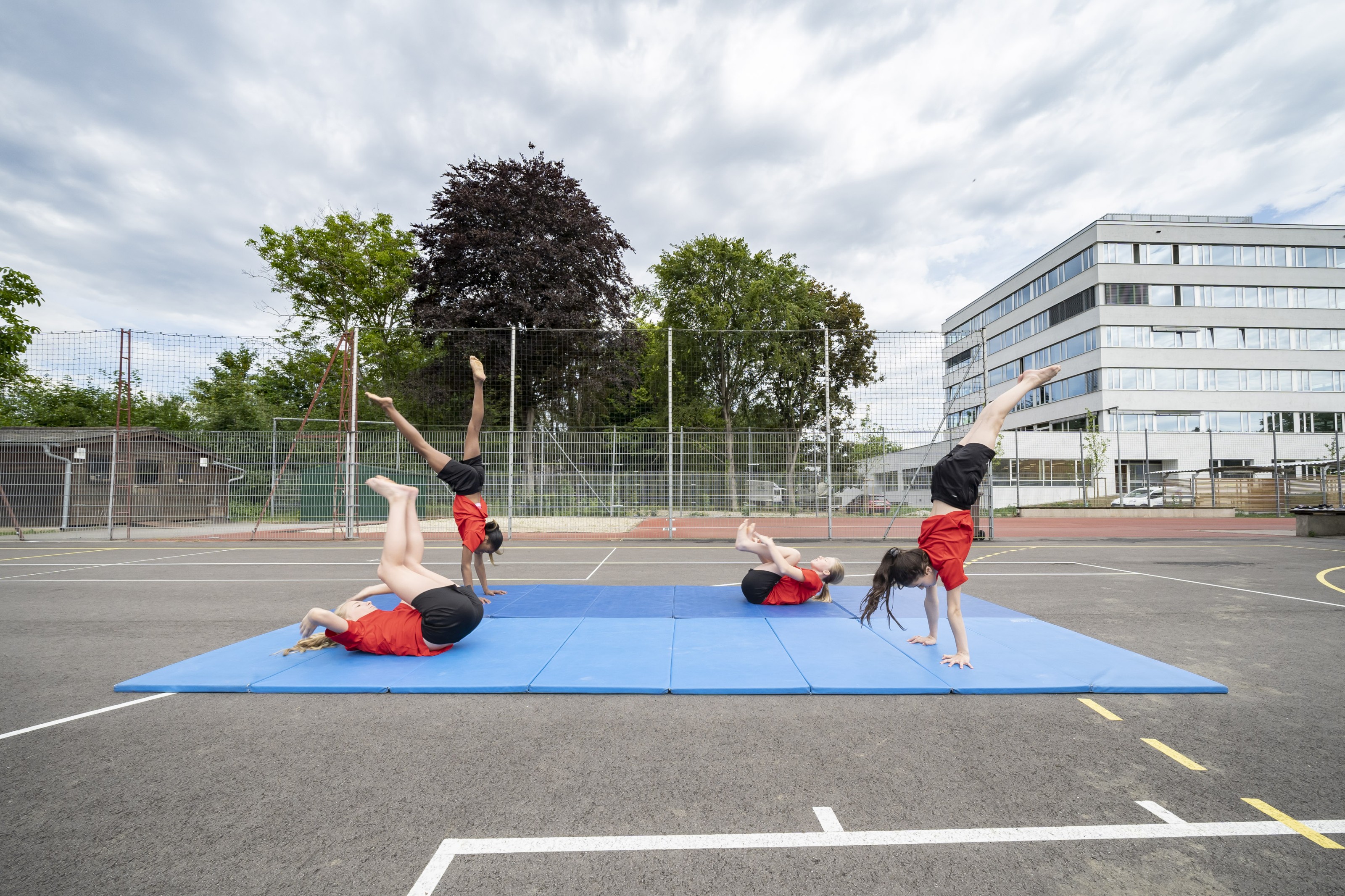 Sportmittelschule Bruckner, Sportplatz mit SchülerInnen