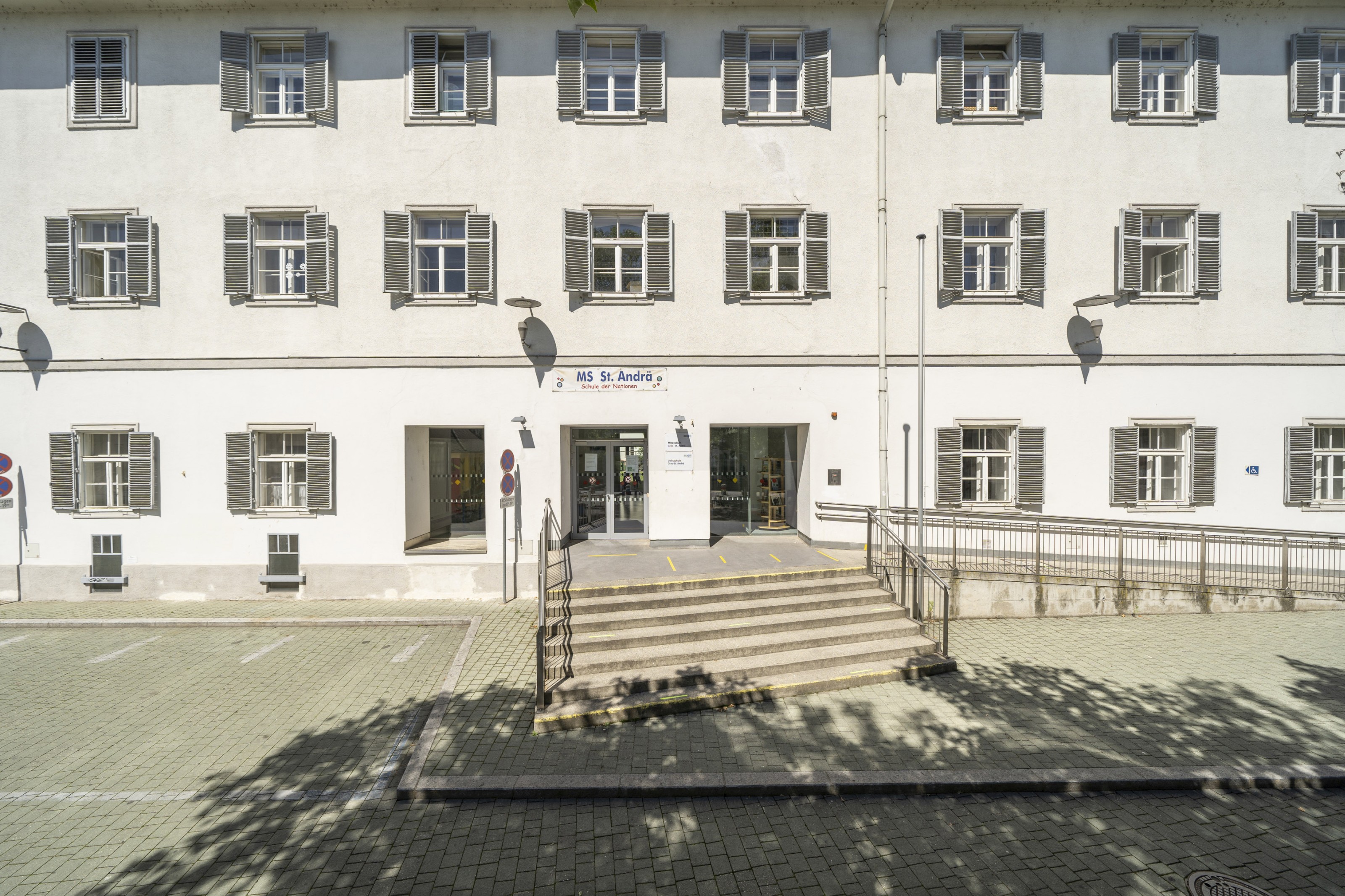 Mittelschule St. Andrä, Außenansicht