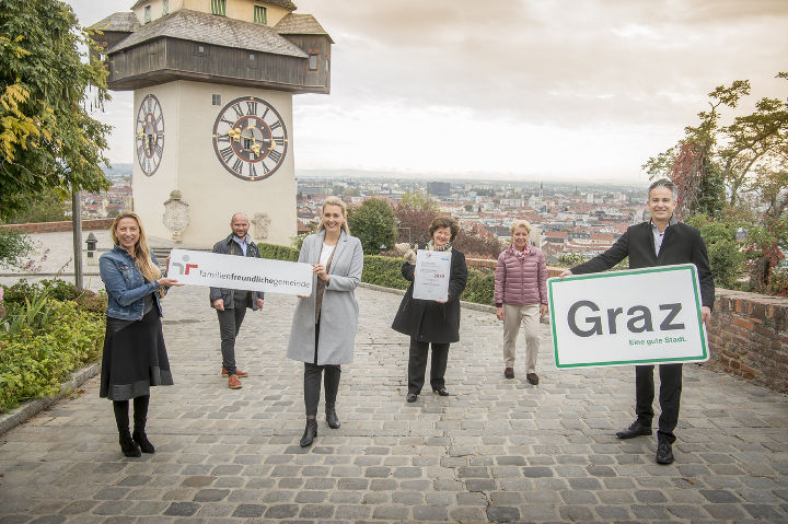 Landesrätin Juliane Bogner-Strauß, Markus Schabler (Amt für Jugend und Familie), Familienministerin Christine Aschbacher, Gemeinderätin Sissi Potzinger, Ingrid Krammer (Abteilungsvorständin Amt für Jugend und Familie), Familienstadtrat Kurt Hohensinner