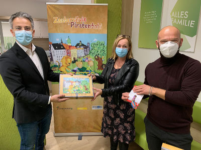 Familienstadtrat Kurt Hohensinner, Katrin Windischbacher (Familienreferat der Diözese) und Markus Schabler (Amt für Jugend und Familie) präsentieren die neue Spielebox. © Stadt Graz Familienstadtrat Kurt Hohensinner, Katrin Windischbacher (Familienreferat der Diözese) und Markus Schabler (Amt für Jugend und Familie) präsentieren die neue Spielebox. © Stadt Graz