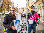 Professionell, schnell und kontaktlos werden den Grazer Pflegeeinrichtungen und mobilen Dienste die Covid-Schnelltests von den Fahrradkurieren der Pink Pedals zugestellt. © KPÖ-Gemeinderatsklub Professionell, schnell und kontaktlos werden den Grazer Pflegeeinrichtungen und mobilen Dienste die Covid-Schnelltests von den Fahrradkurieren der Pink Pedals zugestellt. © KPÖ-Gemeinderatsklub