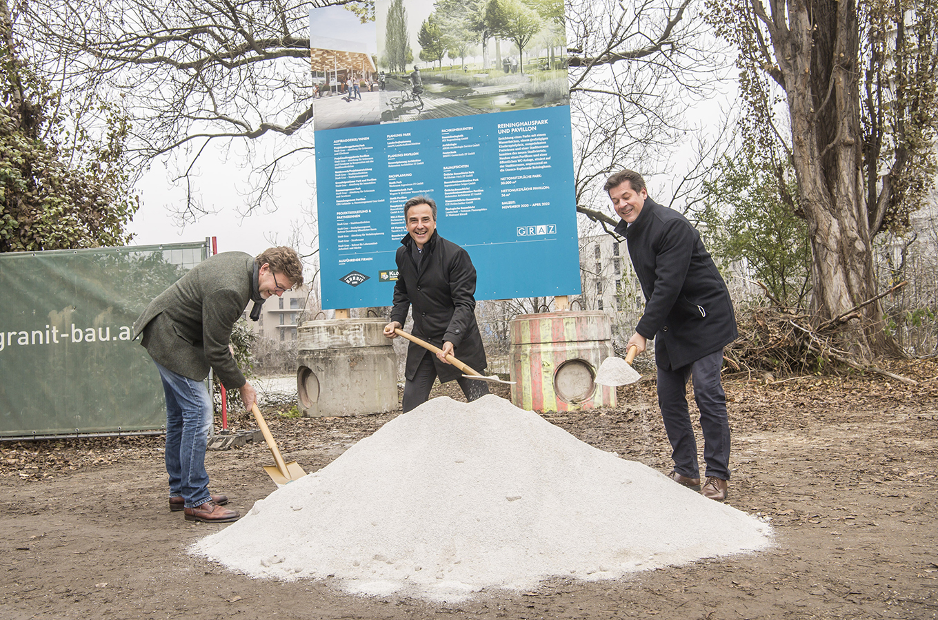 Reininghaus wächst: Robert Wiener, Bürgermeister Siegfried Nagl und Bertram Werle beim symbolischen Spatenstich, ...