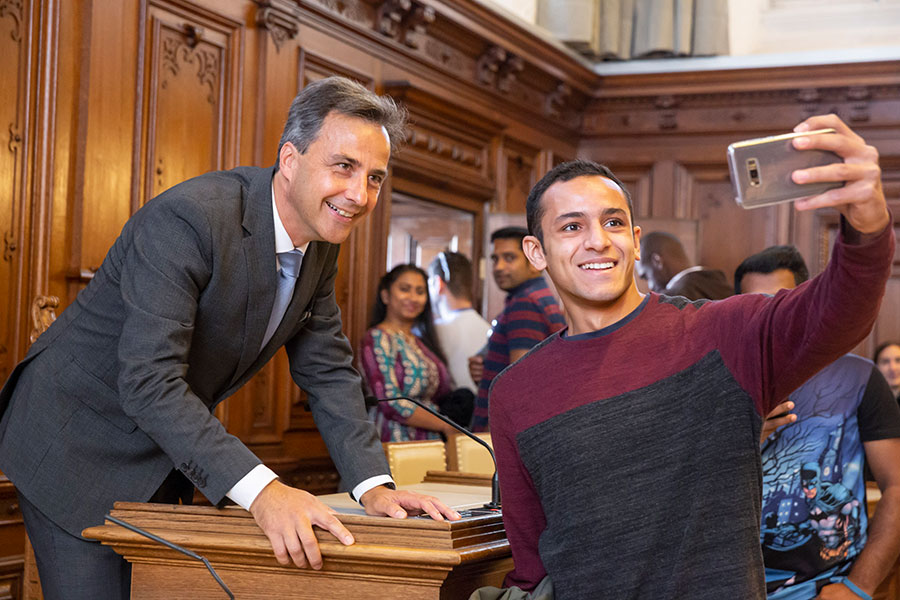 Bürgermeister Sigfried Nagl mit einem Expatriate auf einem Archivbild aus dem Jahr 2018.