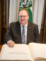 Der australische Botschafter beim Eintragen ins Goldene Buch. © Stadt Graz/Fischer Der australische Botschafter beim Eintragen ins Goldene Buch.