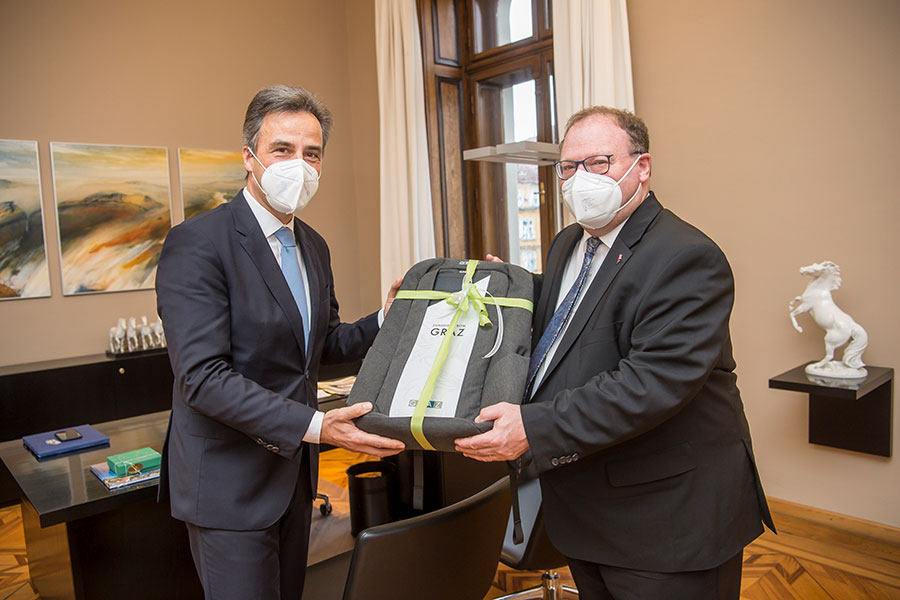 Als Gastgeschenk übergab Bürgermeister Nagl dem Botschafter eine Sunnybag aus Graz.