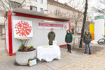 Stadtrat Krotzer, Dr. Muchitsch und Dr. Korsatko vor der Teststation am Lendplatz © Foto Fischer Stadtrat Krotzer, Dr. Muchitsch und Dr. Korsatko vor der Teststation am Lendplatz © Foto Fischer