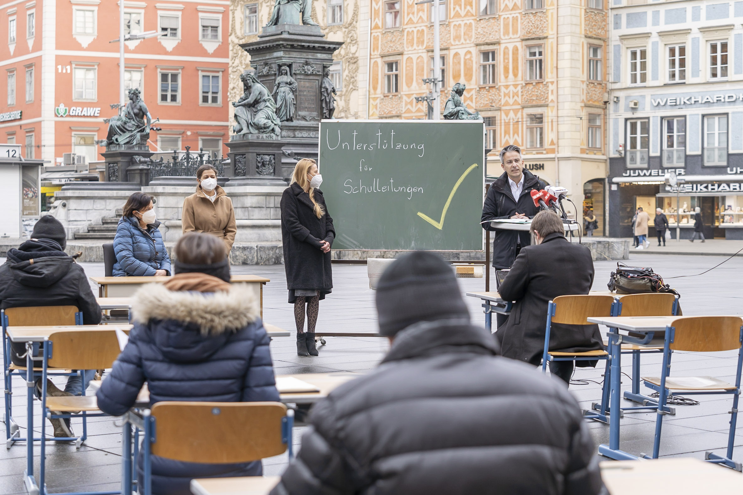 Zur Pressekonferenz wurde ein Freiluft-Klassenzimmer am Grazer Hauptplatz aufgebaut. © Stadt Graz/Fischer Zur Pressekonferenz wurde ein Freiluft-Klassenzimmer am Grazer Hauptplatz aufgebaut.