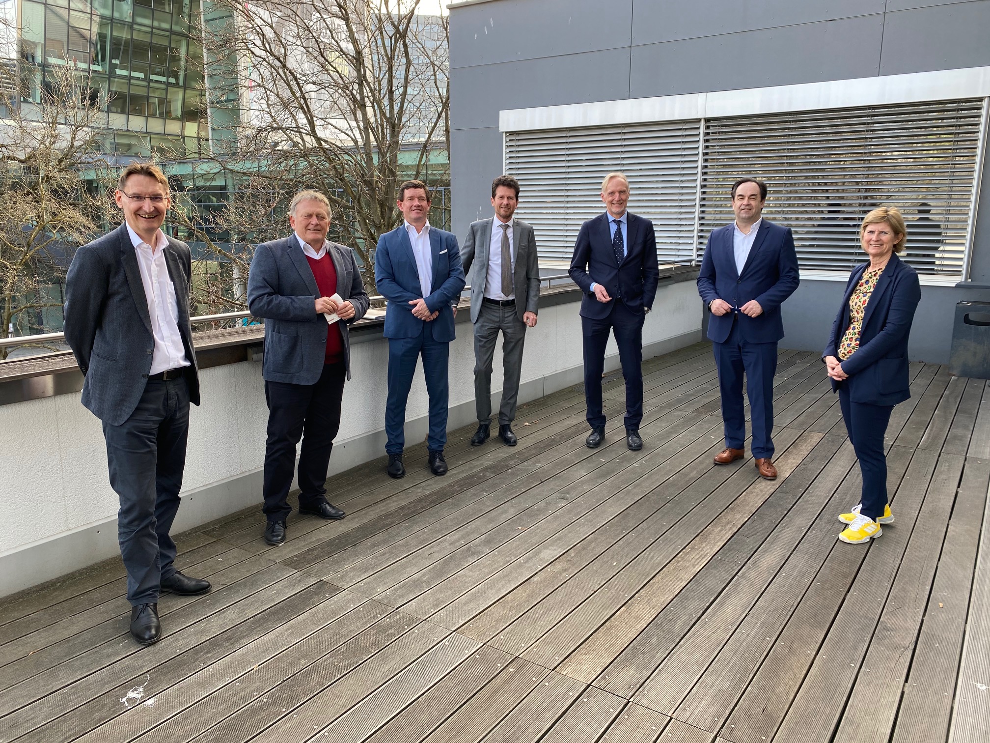 v.l.n.r.: Holding Vorstand Gert Heigl, Holding-CEO Wolfgang Malik, Jürgen Löschnig und Wolfgang Grimus (beide Flughafen-Geschäftsführer), Beteiligungsstadtrat Günter Riegler, MCG-Vorstand Armin Egger und Barbara Muhr, Vorständin MCG © Holding Graz v.l.n.r.: Holding Vorstand Gert Heigl, Holding-CEO Wolfgang Malik, Jürgen Löschnig und Wolfgang Grimus (beide Flughafen-Geschäftsführer), Beteiligungsstadtrat Günter Riegler, MCG-Vorstand Armin Egger und Barbara Muhr, Vorständin MCG © Holding Graz