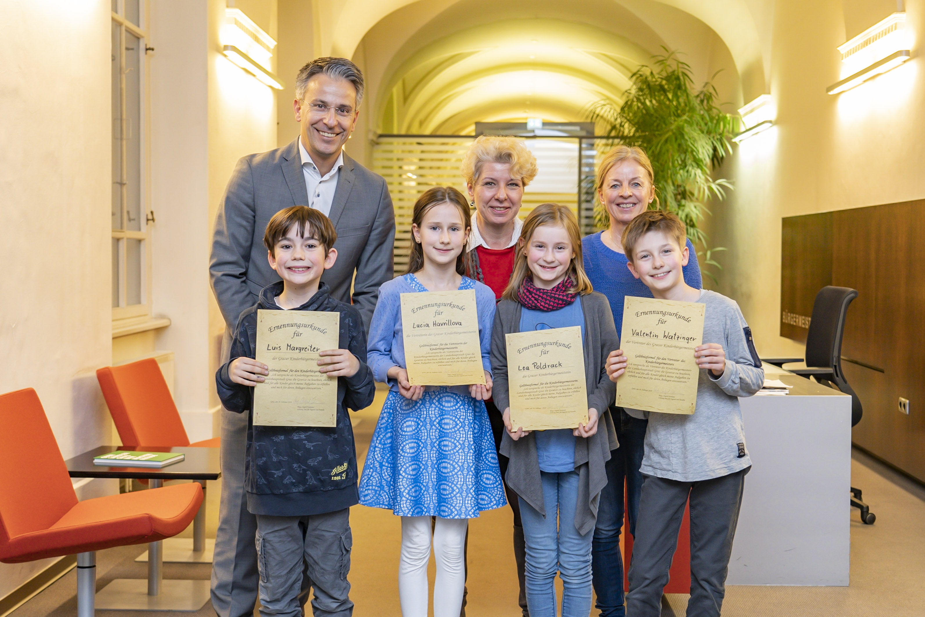 Stadtrat Kurt Hohensinner, Abteilungsvorständin Ingrid Krammer und Kinderparlament-Verantwortliche Heidi Jursitzky mit den Kinderbürgermeistern 2020 © Stadt Graz/Fischer Stadtrat Kurt Hohensinner, Abteilungsvorständin Ingrid Krammer und Kinderparlament-Verantwortliche Heidi Jursitzky mit den Kinderbürgermeistern 2020 © Stadt Graz/Fischer